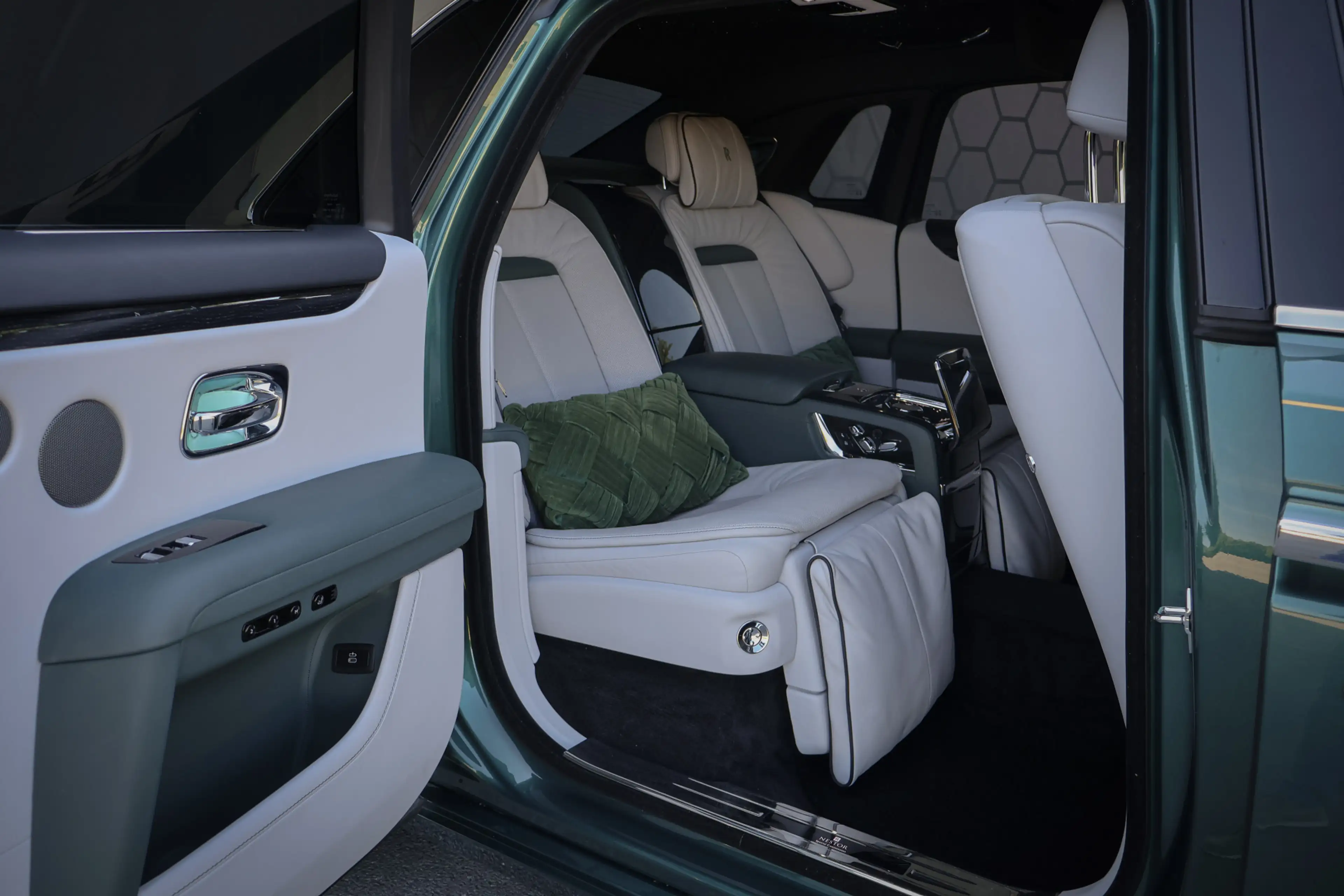 Rolls-Royce Ghost 6.75 V12 Extended Wheelbase | VERY UNIQUE !! | BES — photo 4