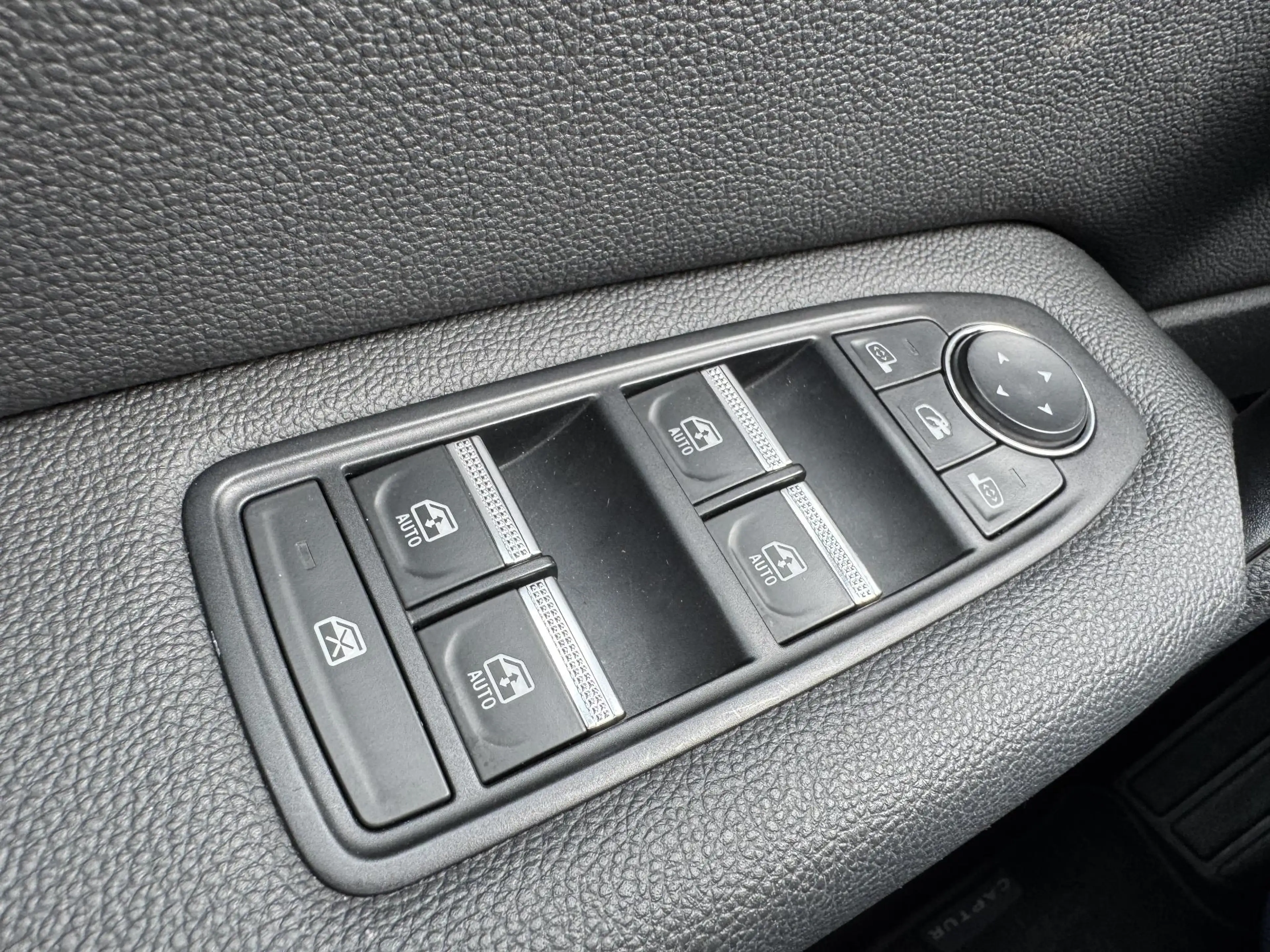 Renault Captur 1.6 E-Tech Plug-in Hybrid 160 Rive Gauche — photo 16