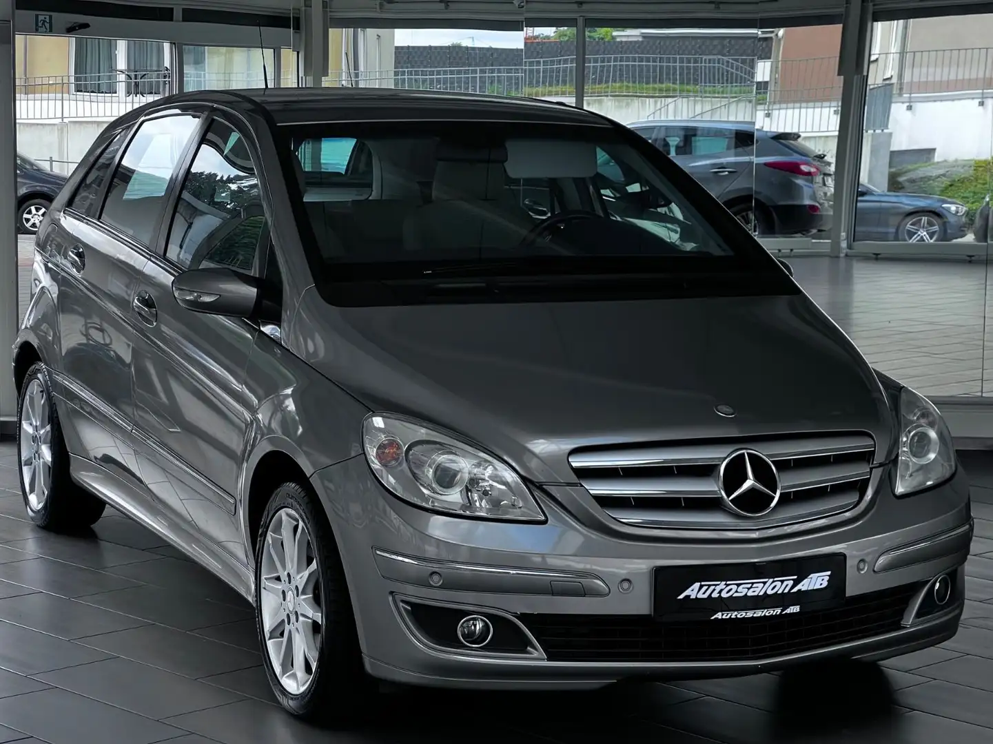 Mercedes-Benz B 200 "AUTOMATIK TEMPOMAT LEDER AHK PDC" Grau - 1