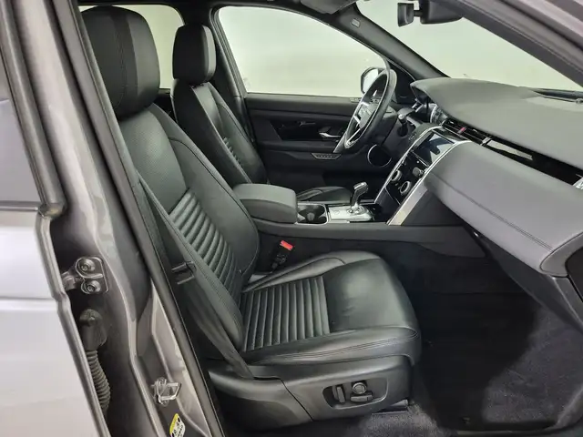 Land Rover Discovery Sport view 3