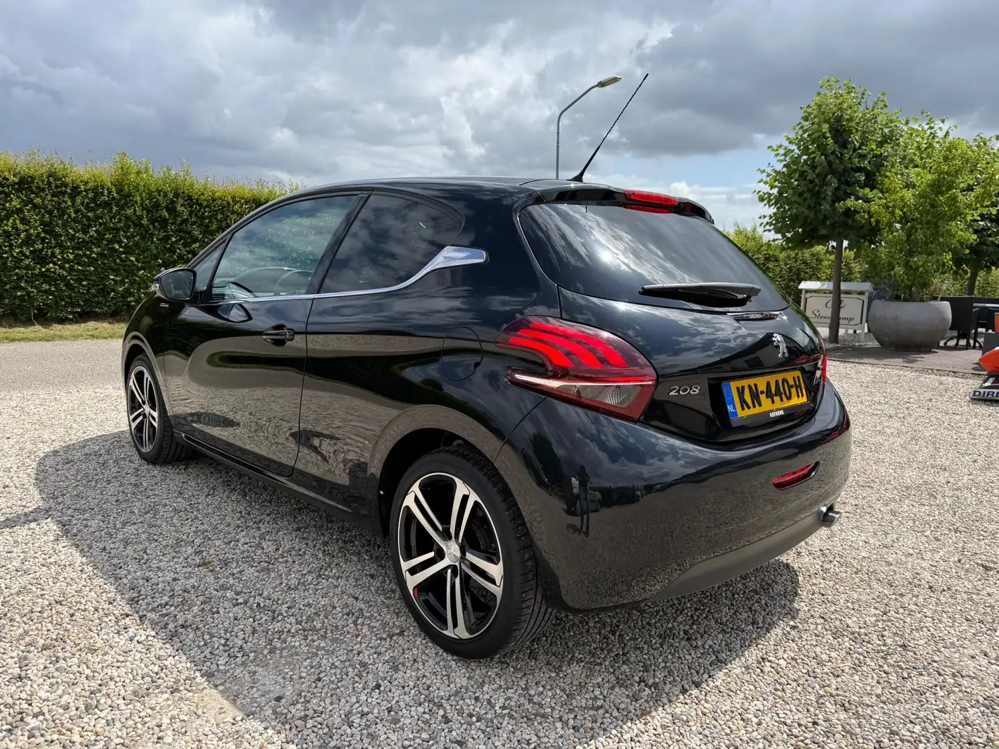 Peugeot 208 1.2 PureTech GT-line Org. NL | Carplay | Navi | Le Zwart - 2