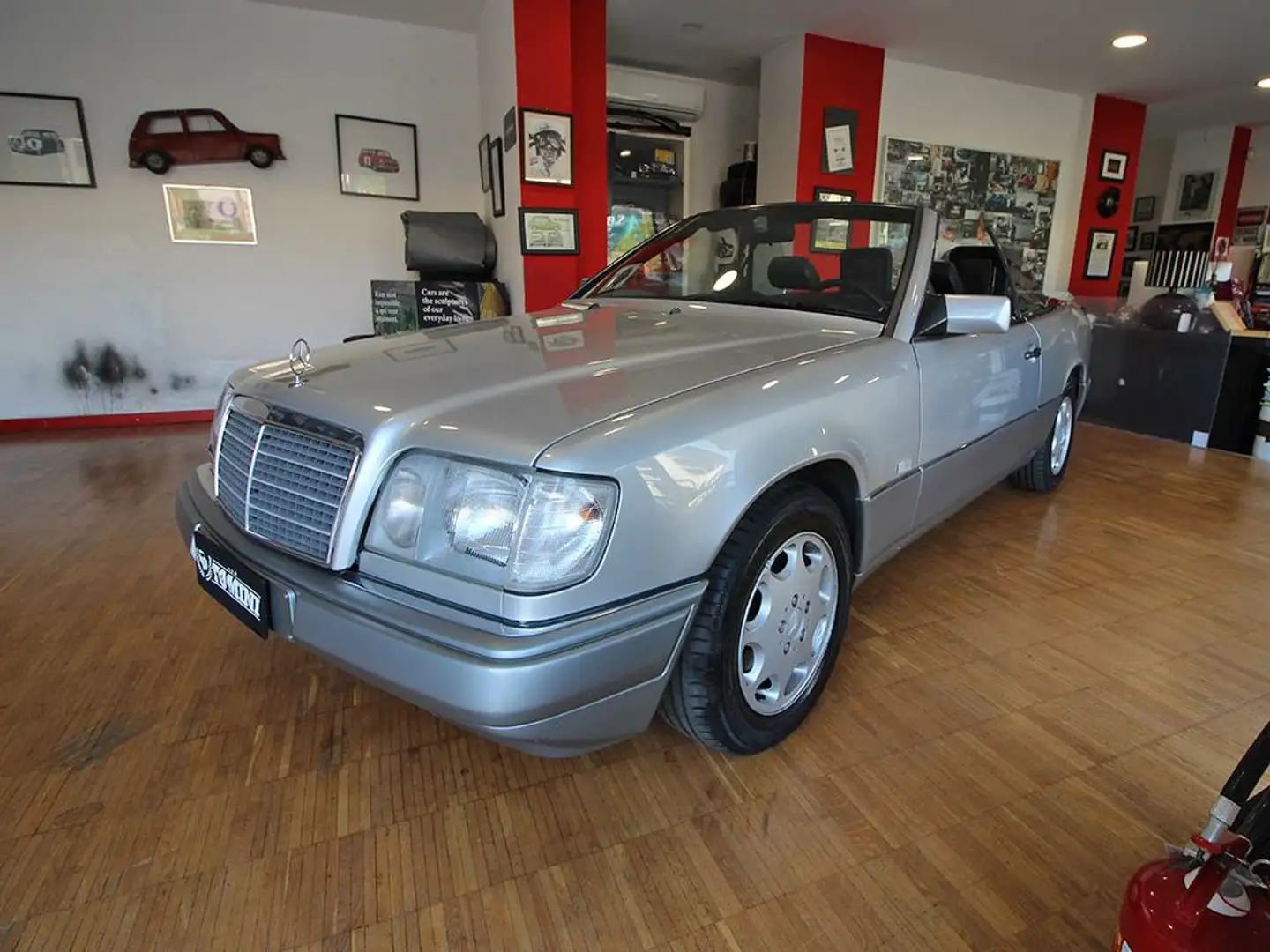 Mercedes-Benz 300 Cabrio CE-24 C124 220 cv Argent - 1