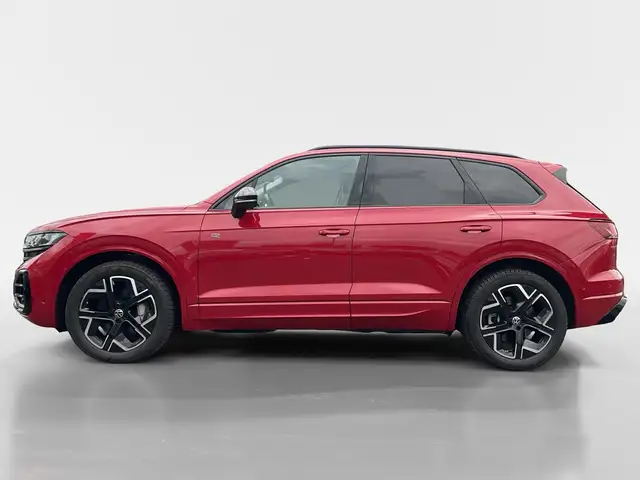 Volkswagen Touareg view 3