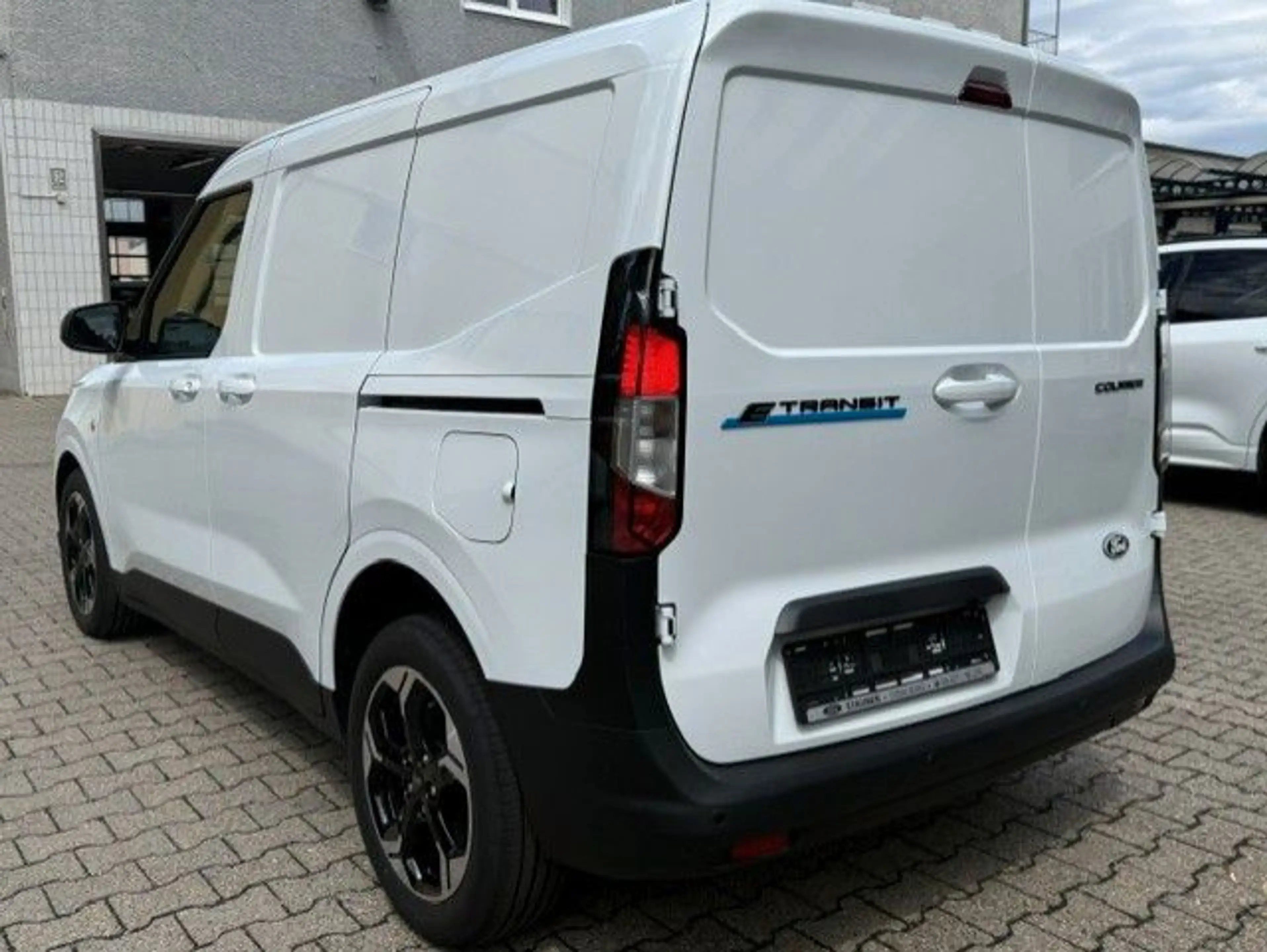 Ford Transit Courier BEV 46kWh Limited NAVI/SHZ/KAM — photo 7