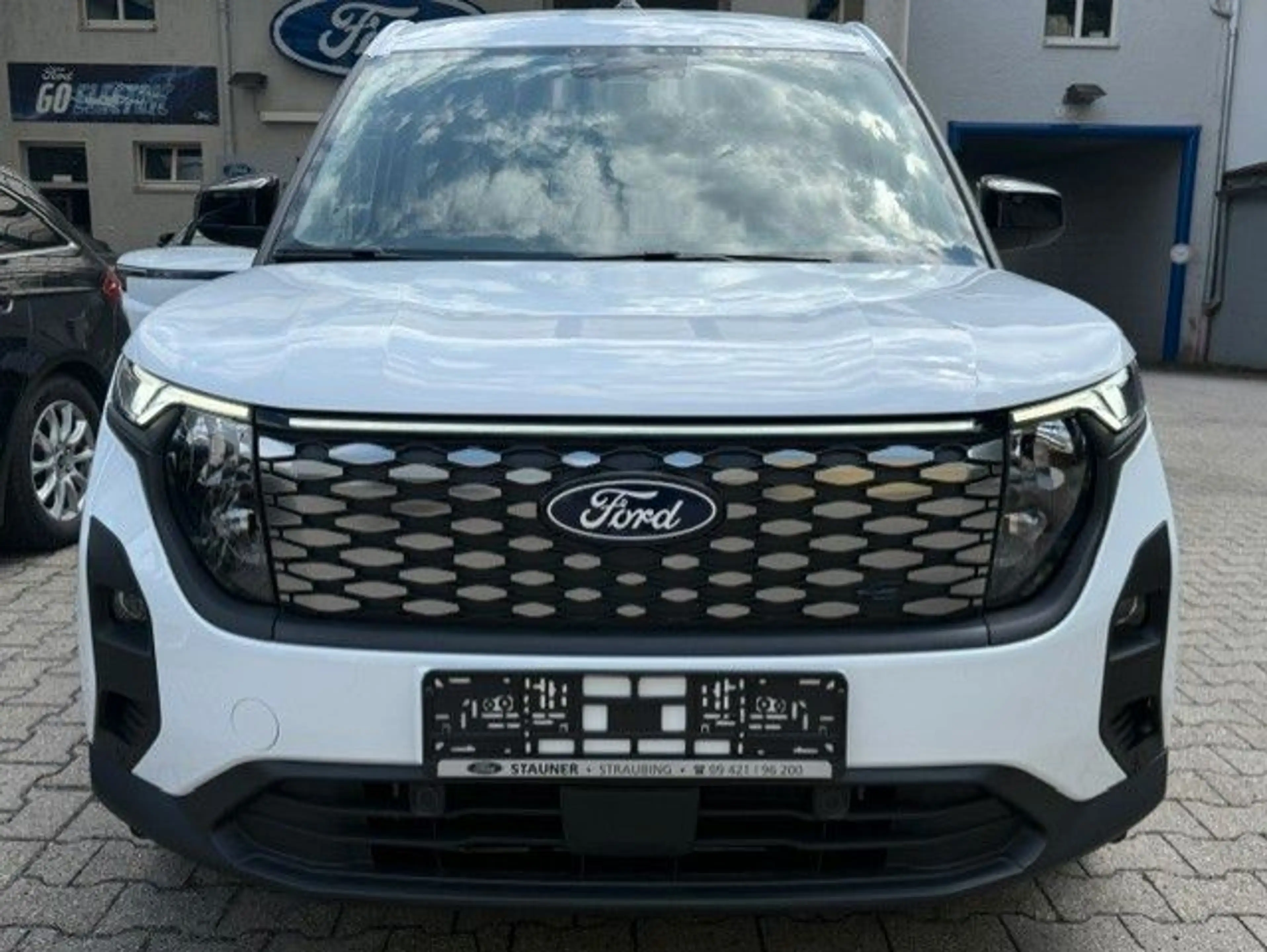 Ford Transit Courier BEV 46kWh Limited NAVI/SHZ/KAM — photo 4