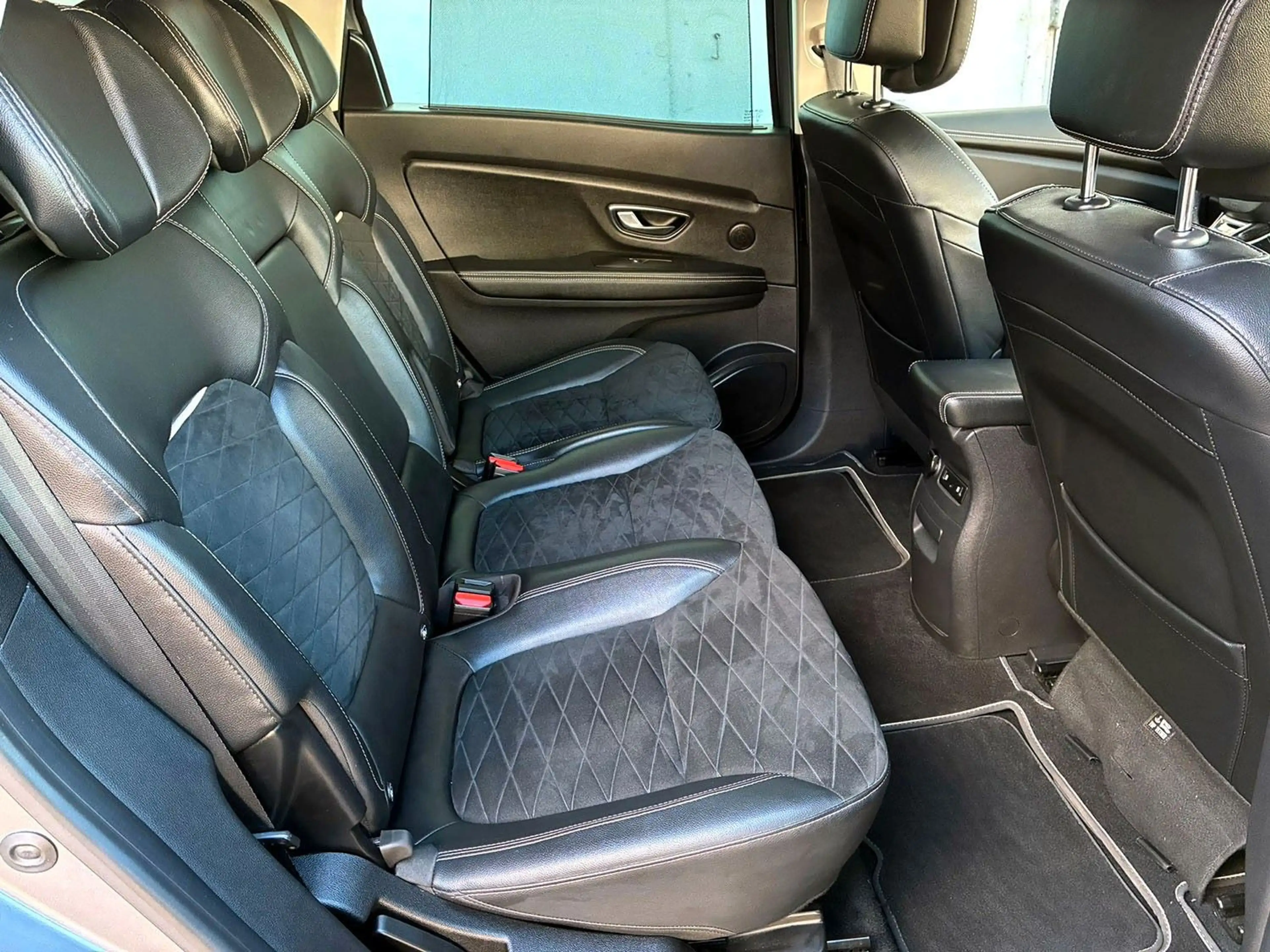 Renault Scenic IV Grand Black Edition | 1. HAND 7 SITZE — photo 17