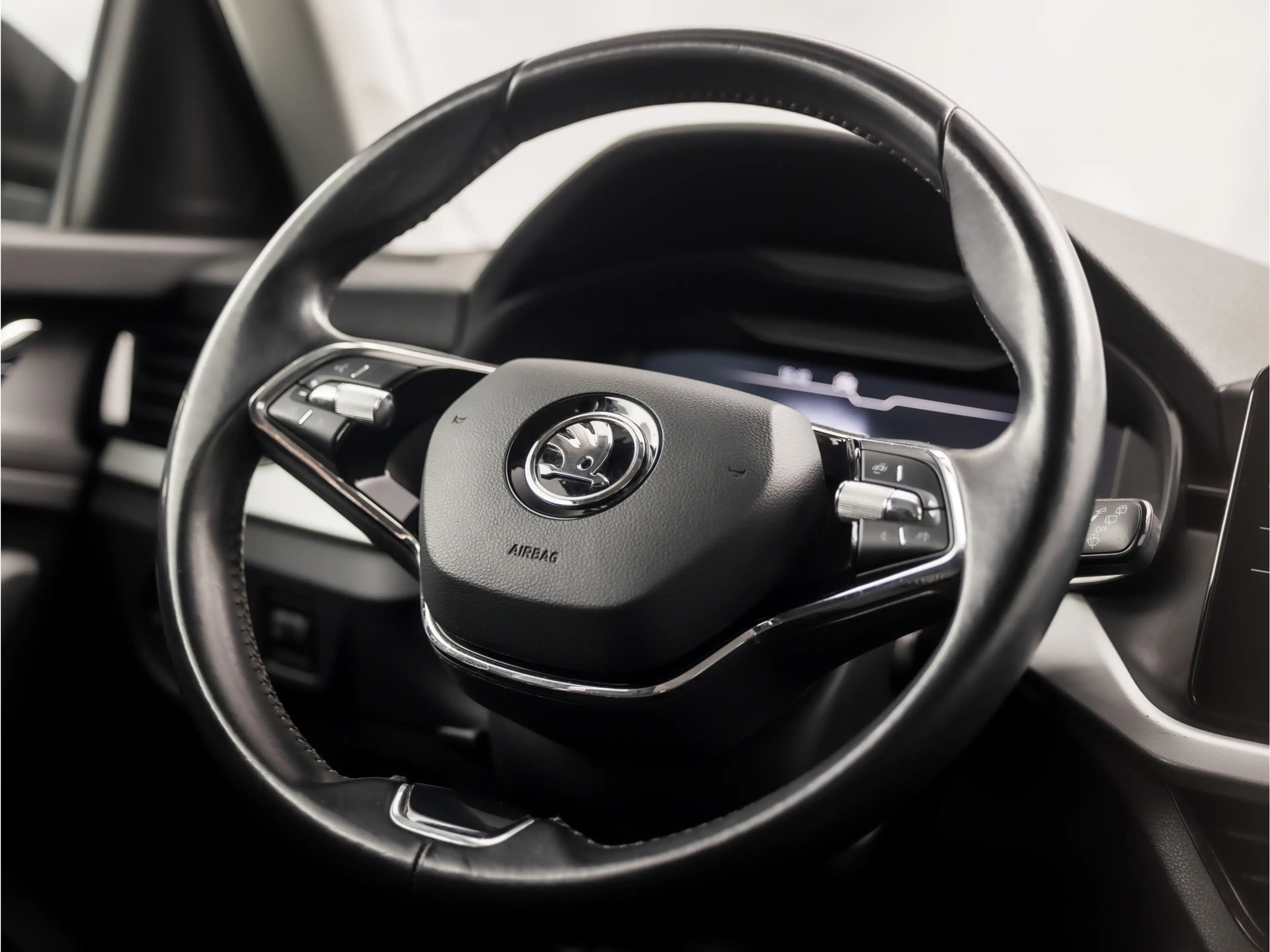 Skoda Kamiq 1.0 TSI Black Sport (VIRTUAL COCKPIT, APPLE CARPLA — photo 17