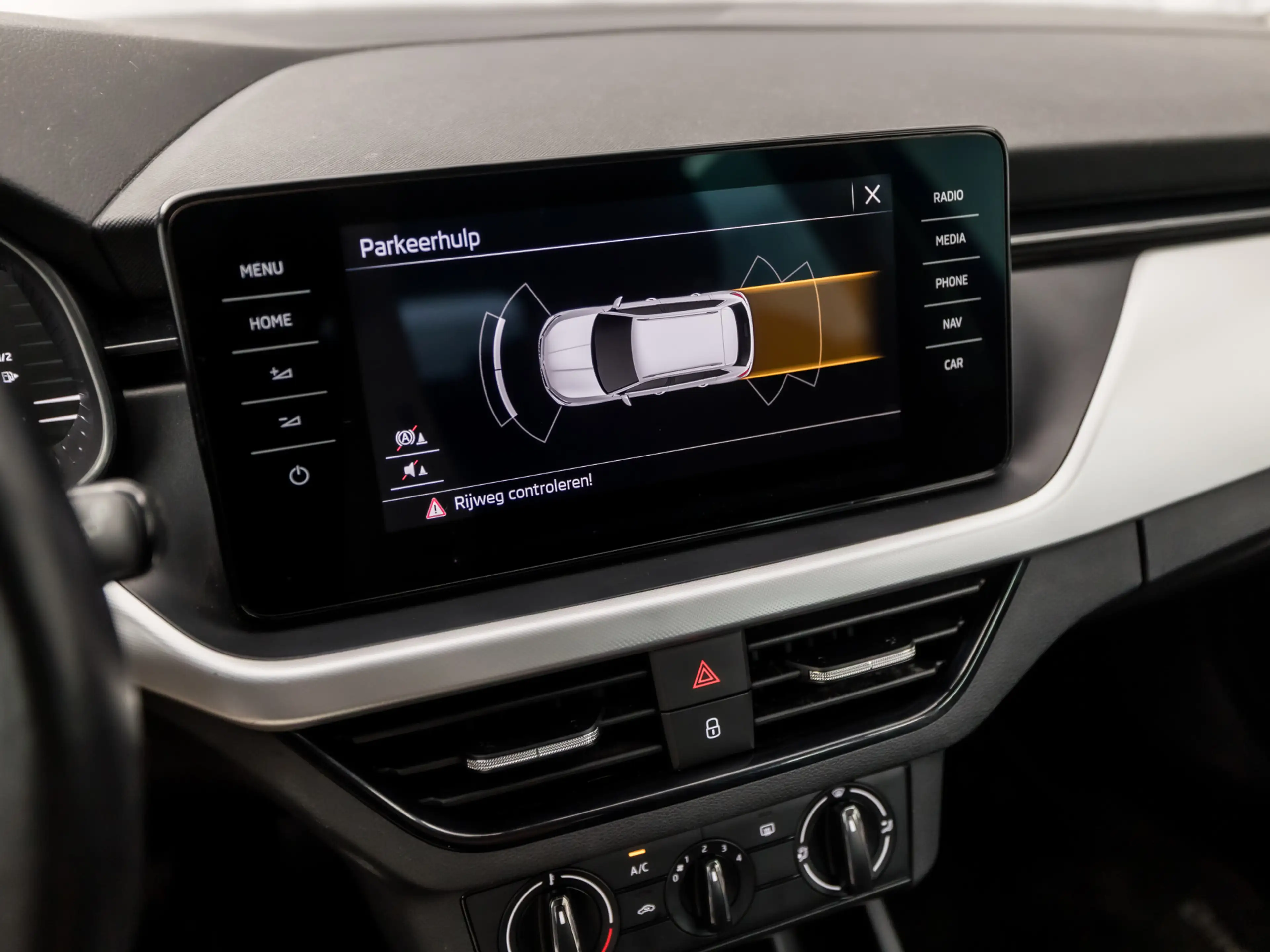 Skoda Kamiq 1.0 TSI Black Sport (VIRTUAL COCKPIT, APPLE CARPLA — photo 28