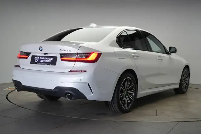 BMW 3 Series view 4