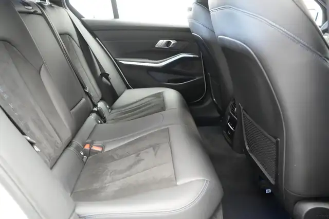 BMW 3 Series view 10