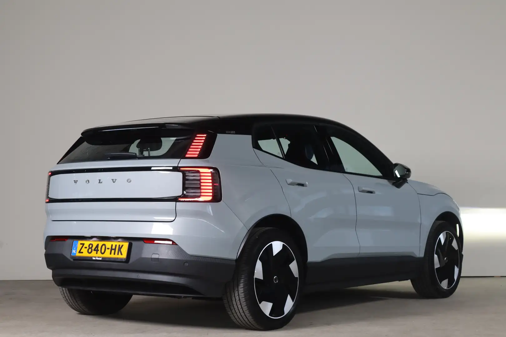 Volvo EX30 Single Motor Extended Range Plus 69 kWh -NL- Auto! Grijs - 2