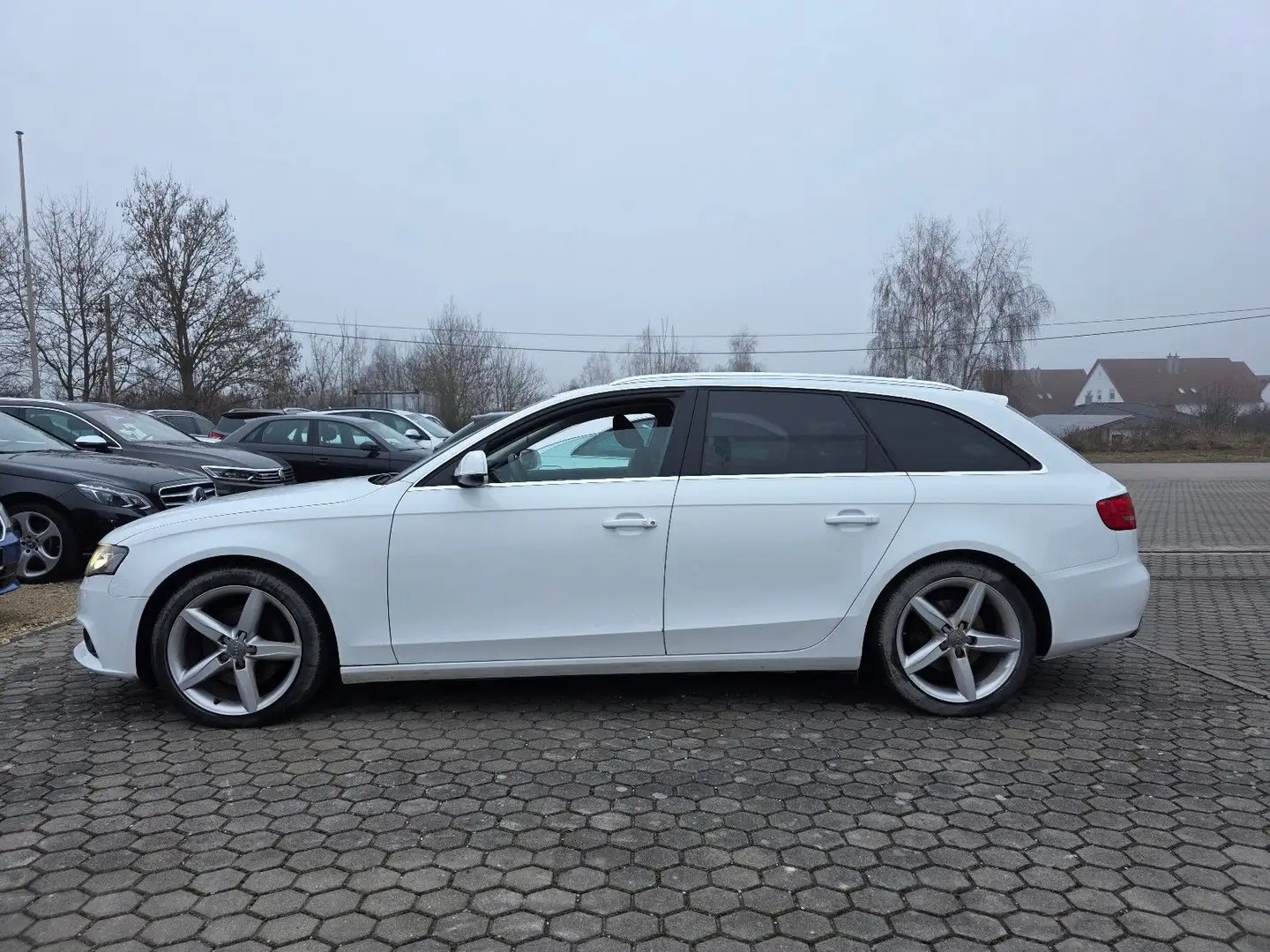 Audi A4 Avant Ambiente / TÜV NEU Weiß - 2