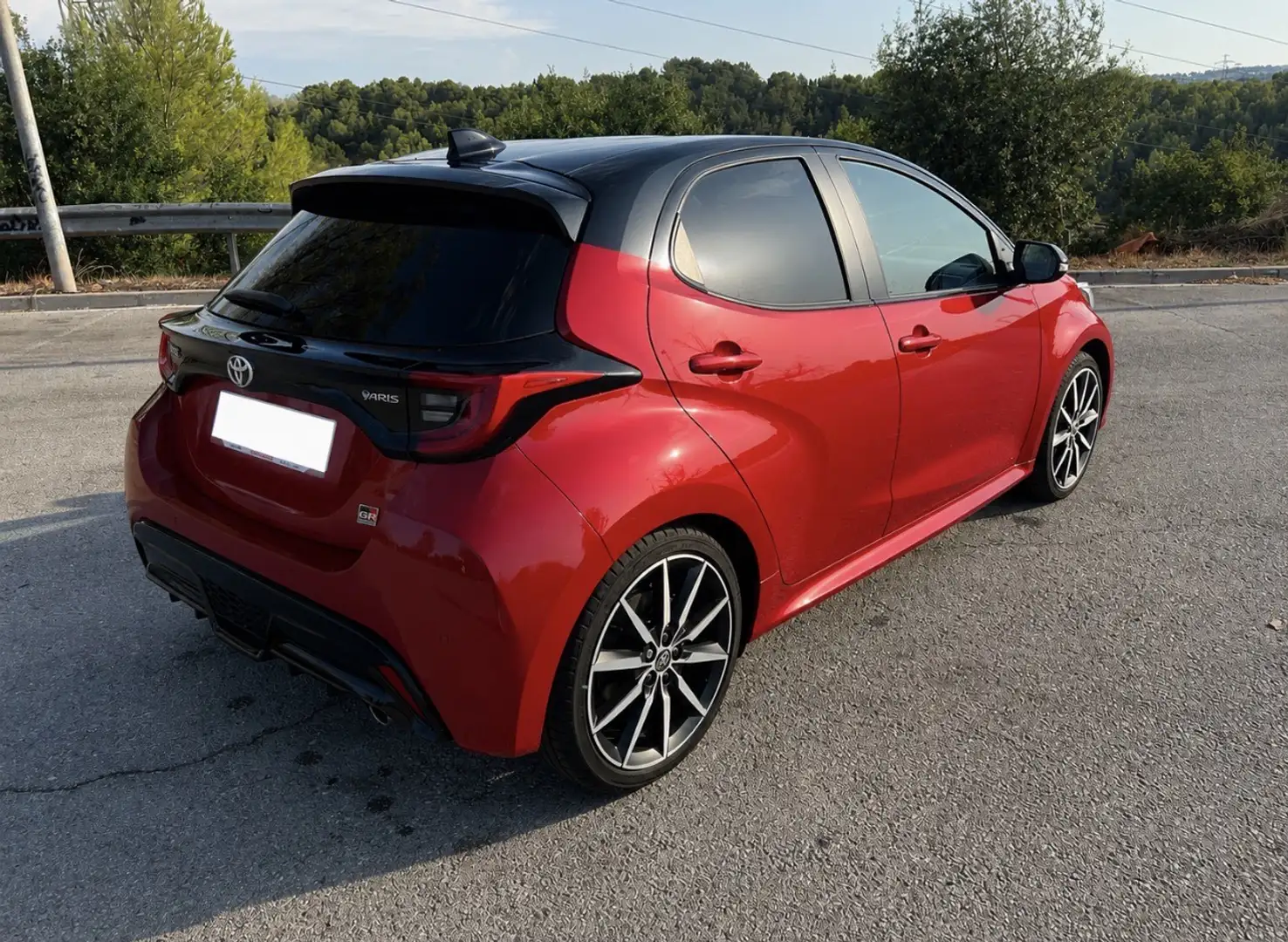 Toyota Yaris 130H 1.5 GR Sport Plus Rojo - 2