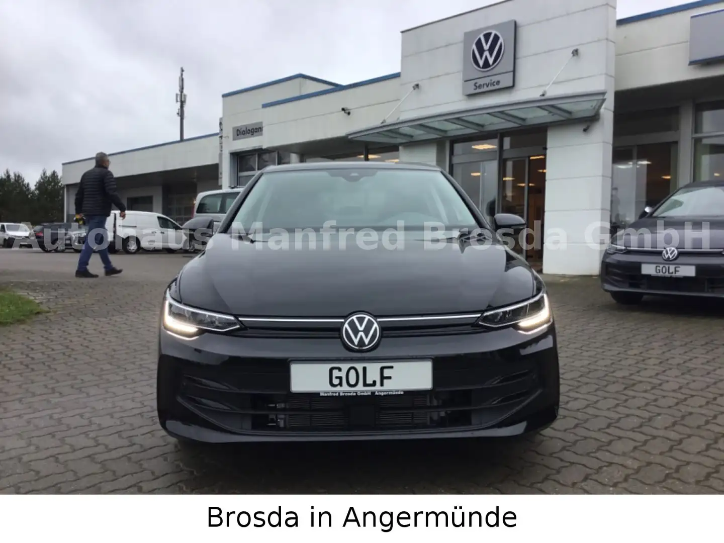 Volkswagen Golf VIII Lim. 1.5 TSI 85 kW WR mit 24% RABATT Schwarz - 2
