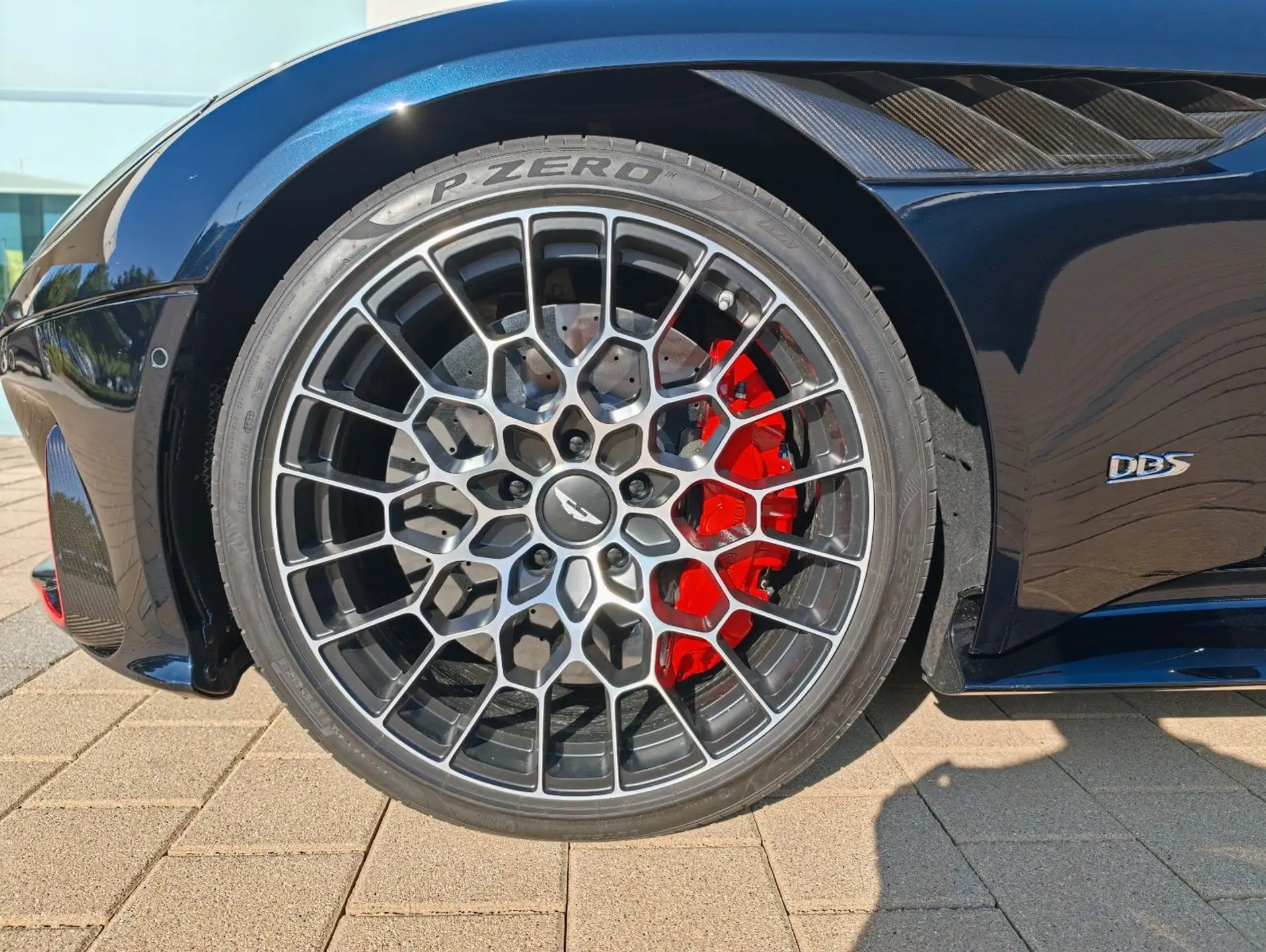 애스턴마틴 DBS Coupe 2025 검정 사진 8