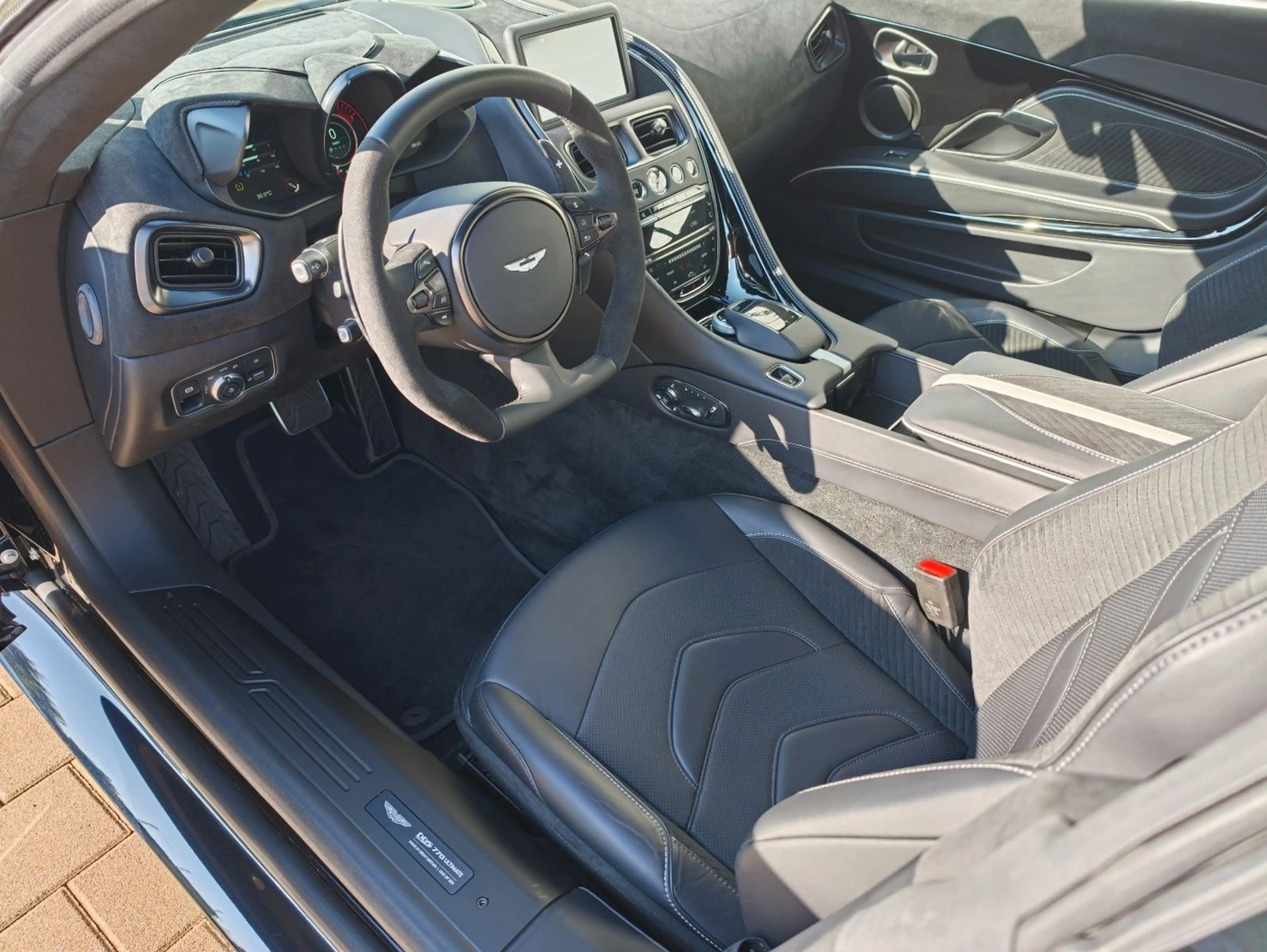 Aston Martin DBS 5.2 V12 770 Ultimate — photo 13