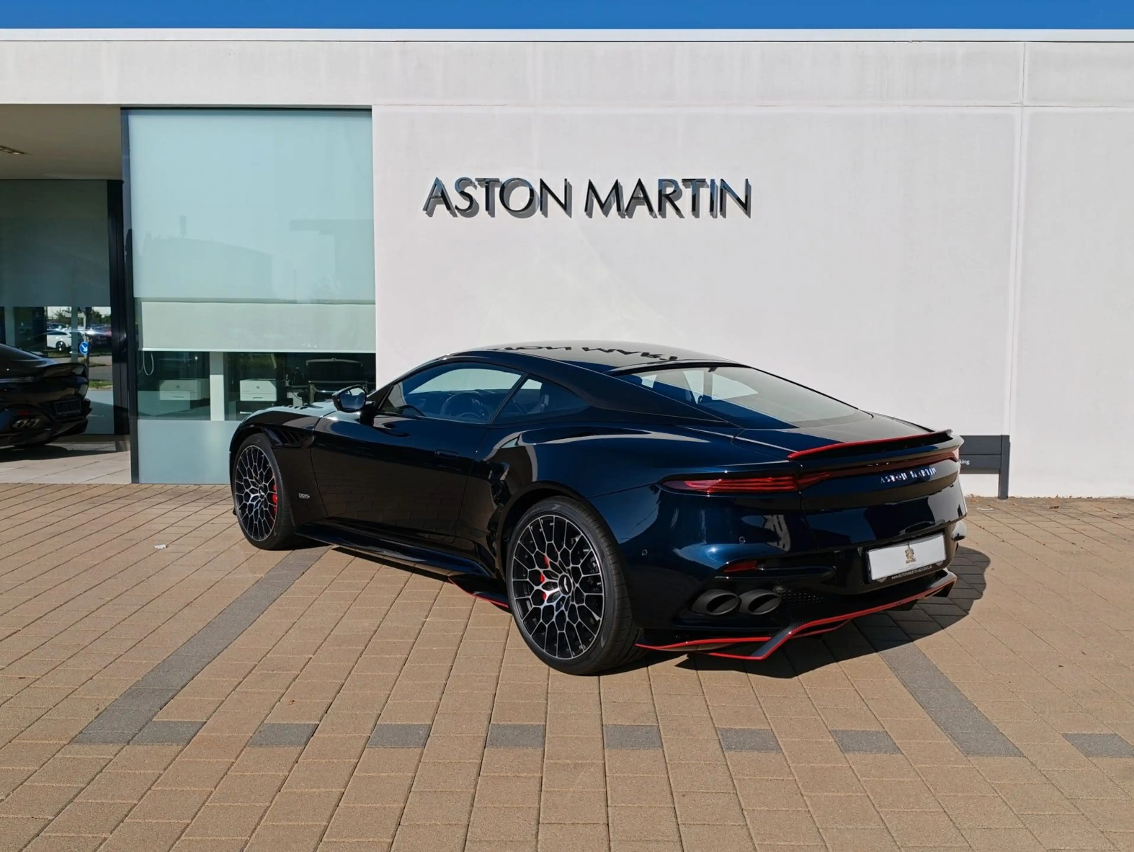 Aston Martin DBS 5.2 V12 770 Ultimate — photo 3