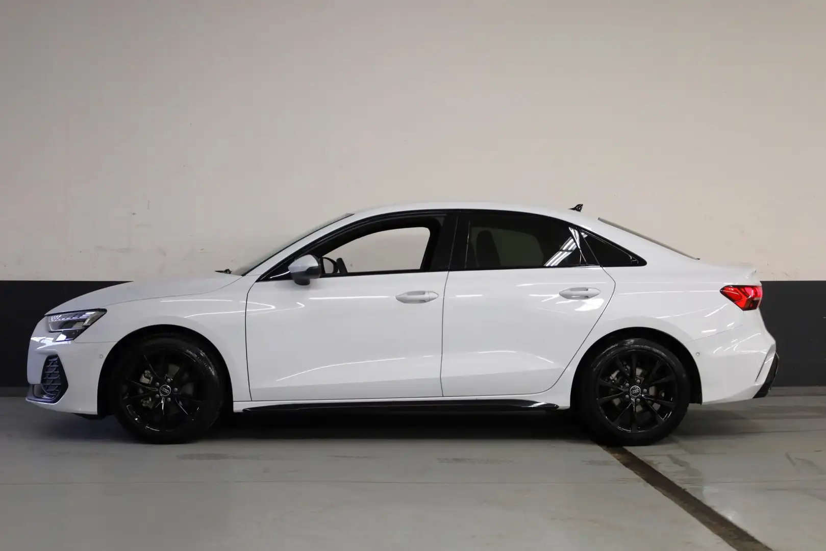 Audi A3 Limousine 30 TFSI S edition Ultimate black | Navig Blanc - 2