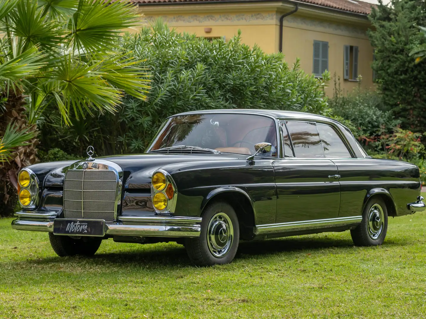 Mercedes-Benz W111 220 SEC Noir - 1