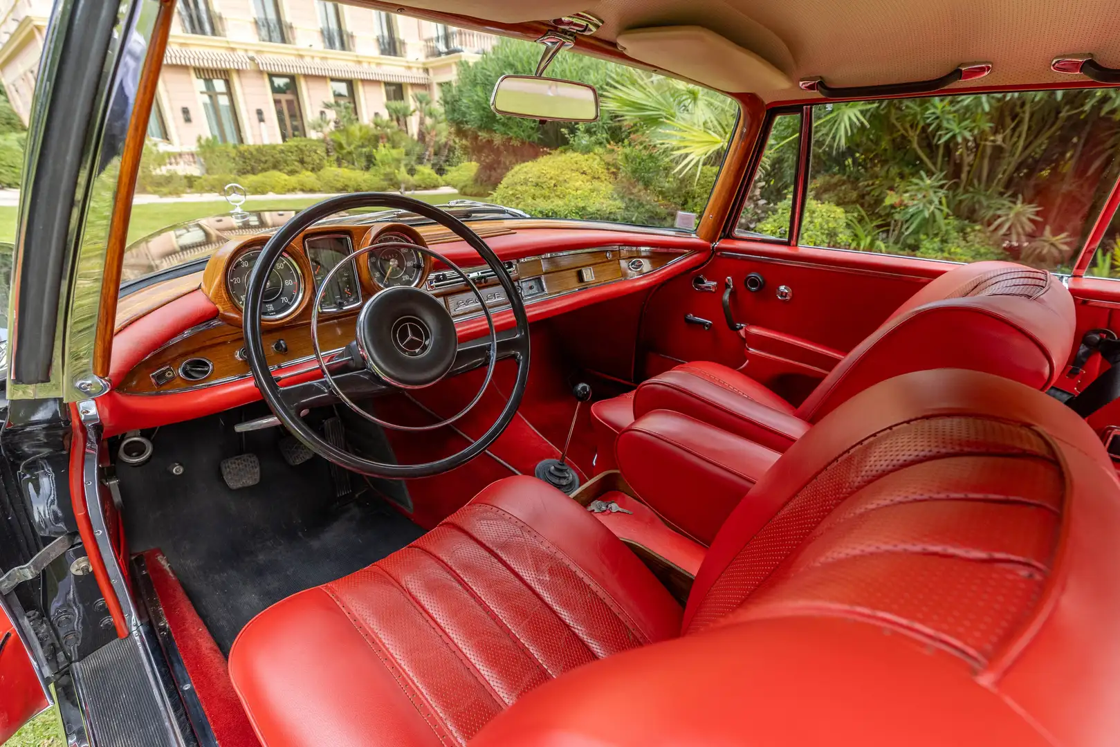 Mercedes-Benz W111 220 SEC Noir - 2