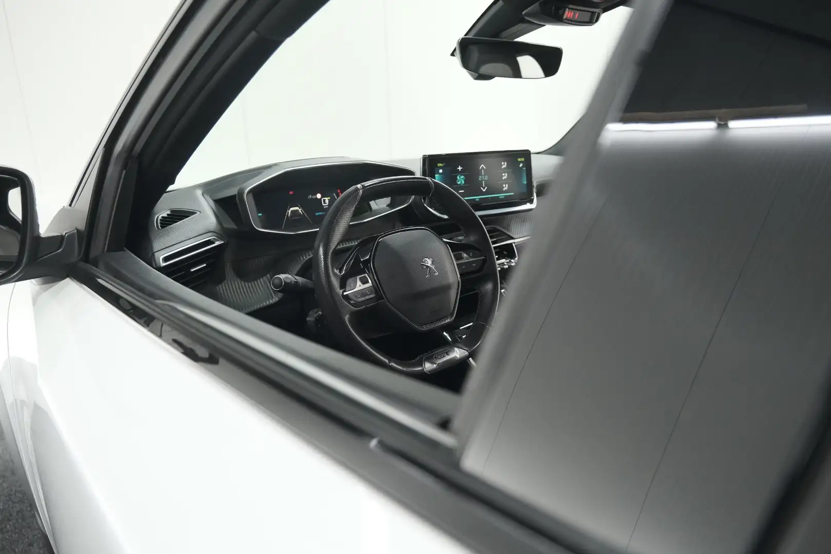 Peugeot e-2008 EV GT Pack 50 kWh | Schuif-/Kanteldak | Adaptieve Wit - 2