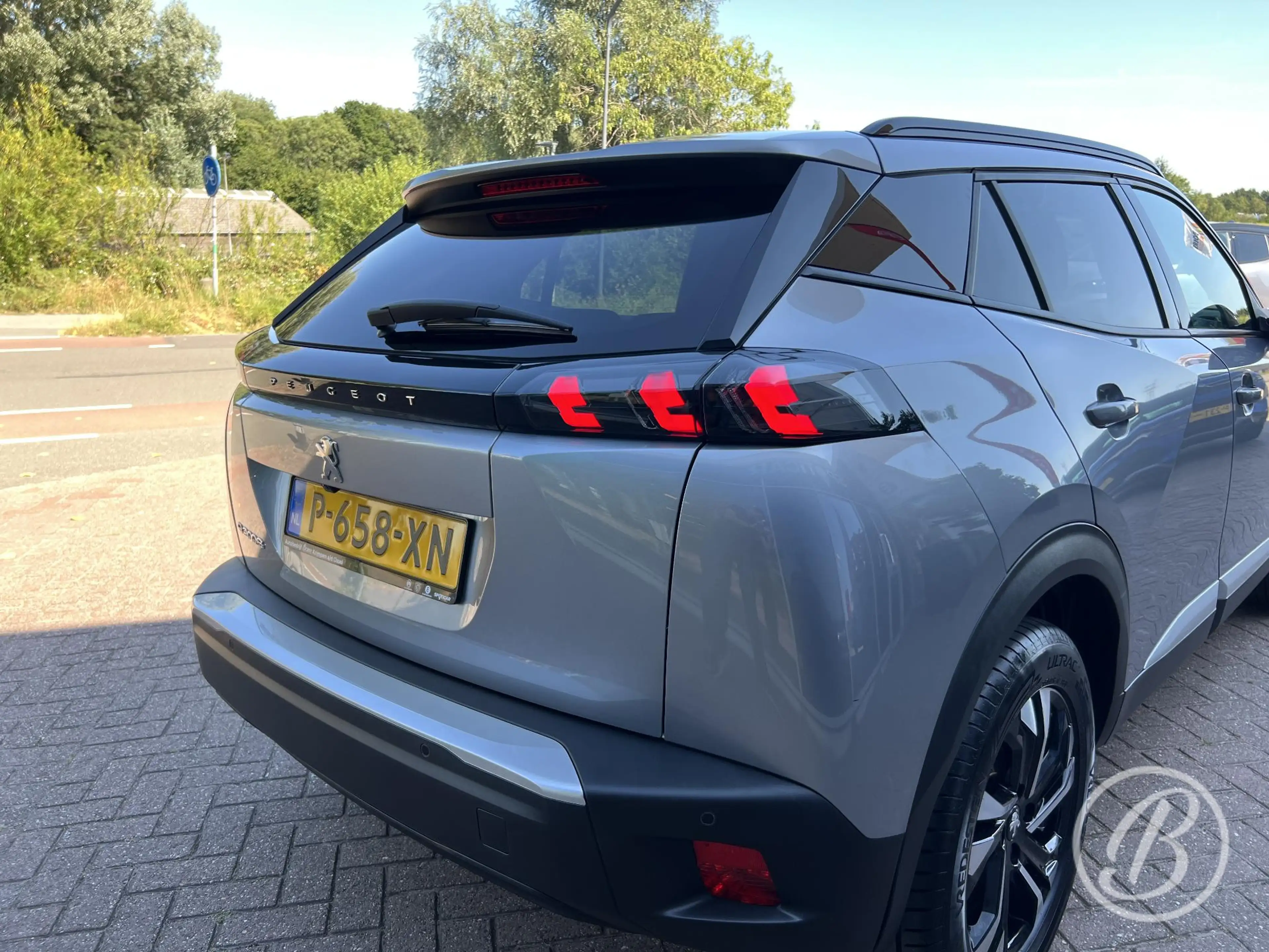 Peugeot e-2008 EV Allure Pack 50 kWh — photo 37