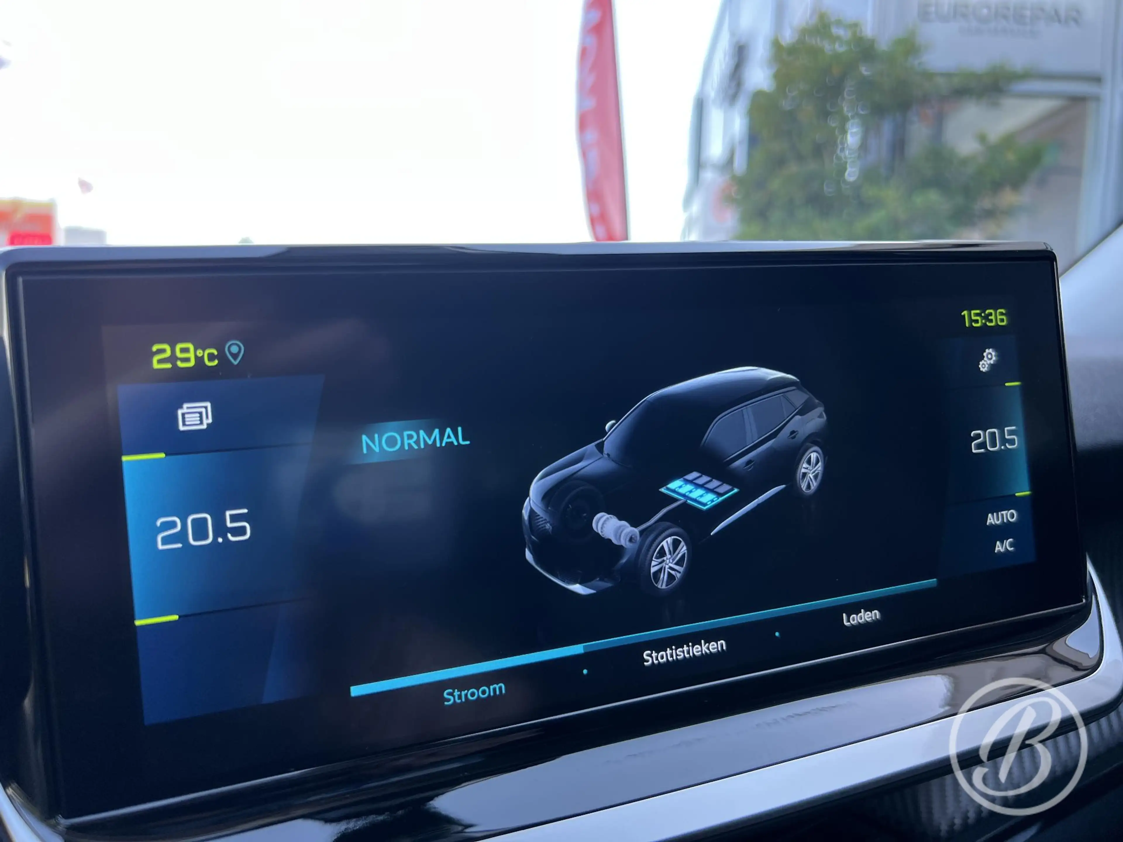 Peugeot e-2008 EV Allure Pack 50 kWh — photo 18