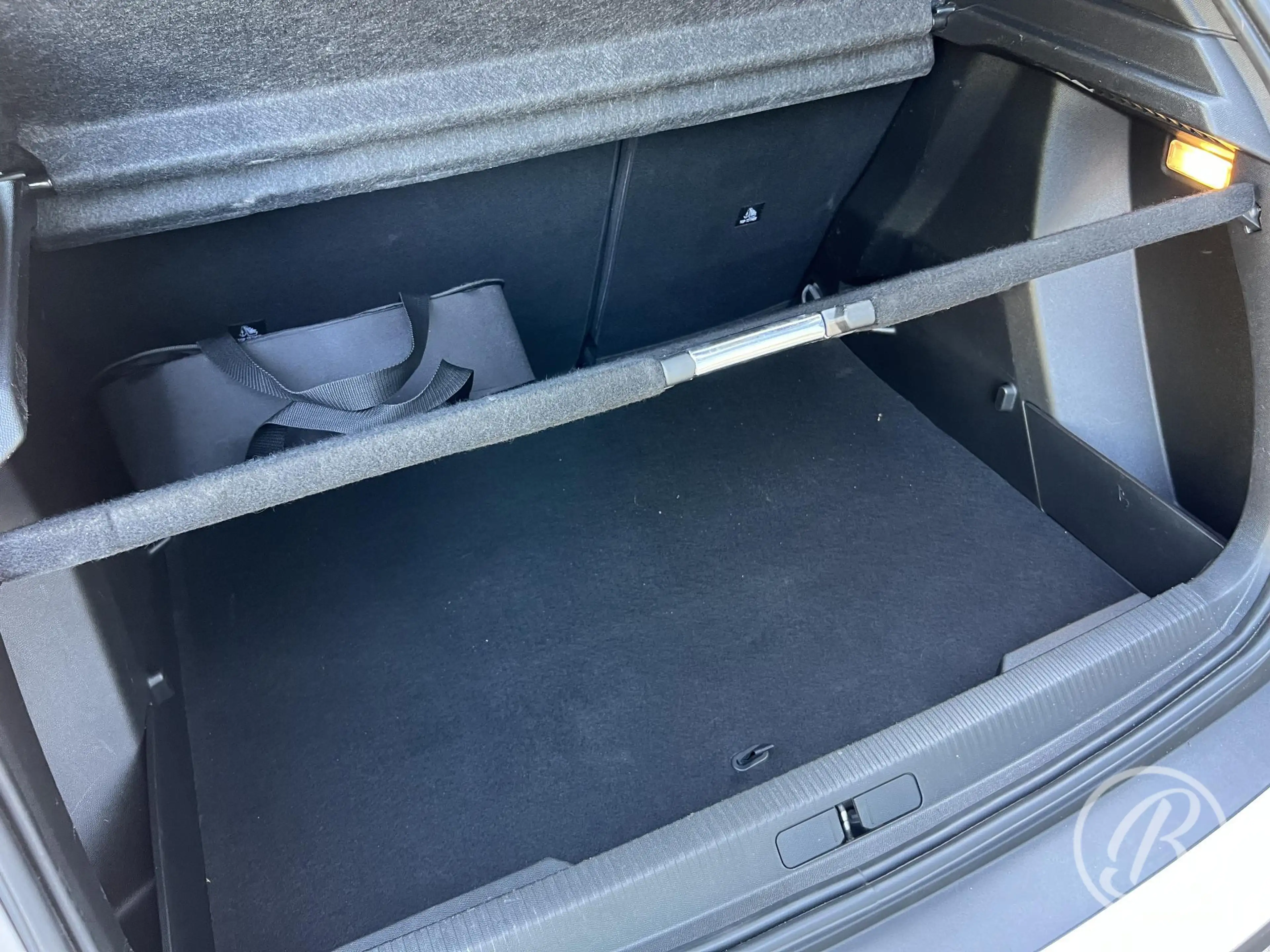 Peugeot e-2008 EV Allure Pack 50 kWh — photo 30