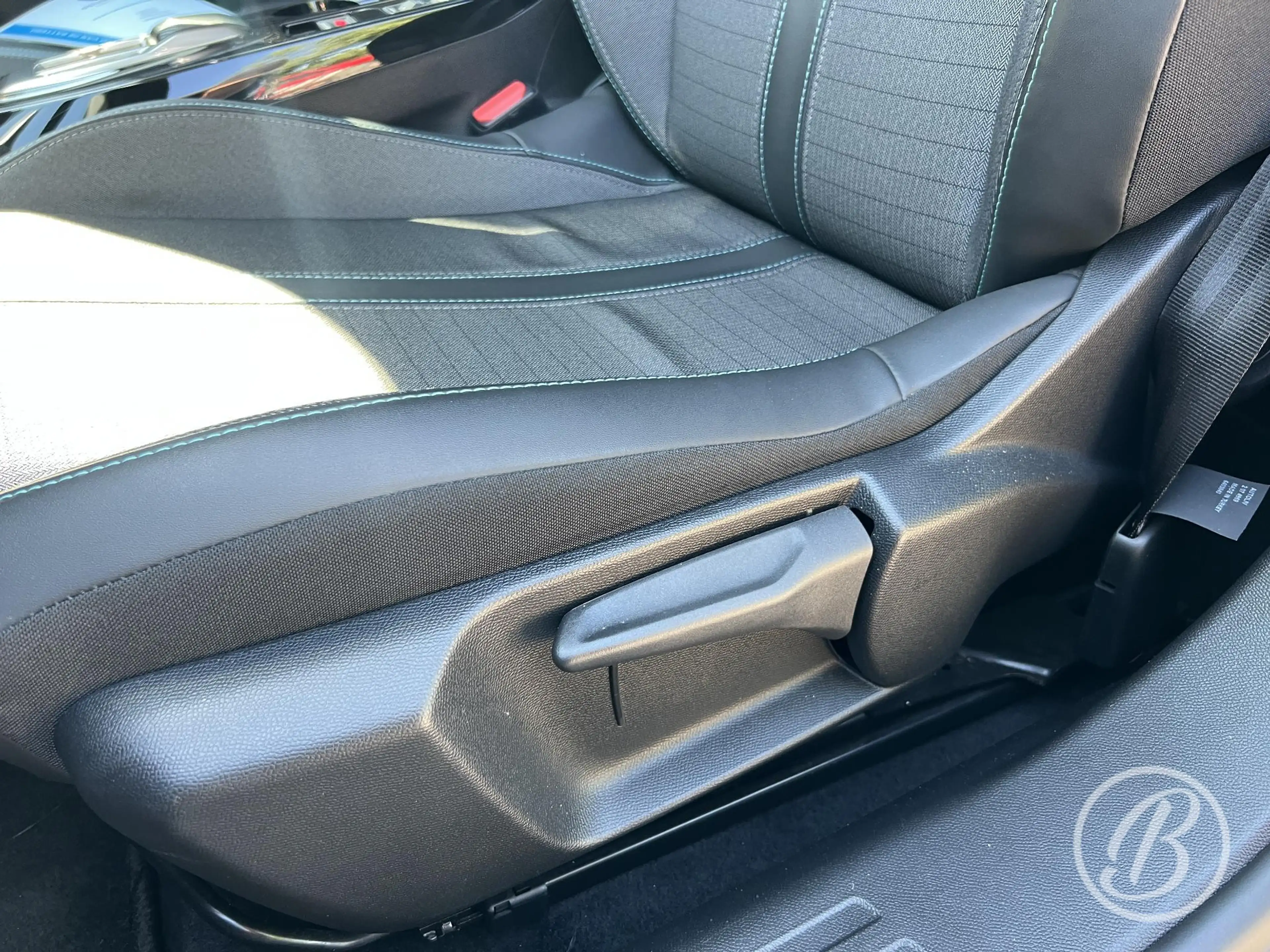 Peugeot e-2008 EV Allure Pack 50 kWh — photo 13