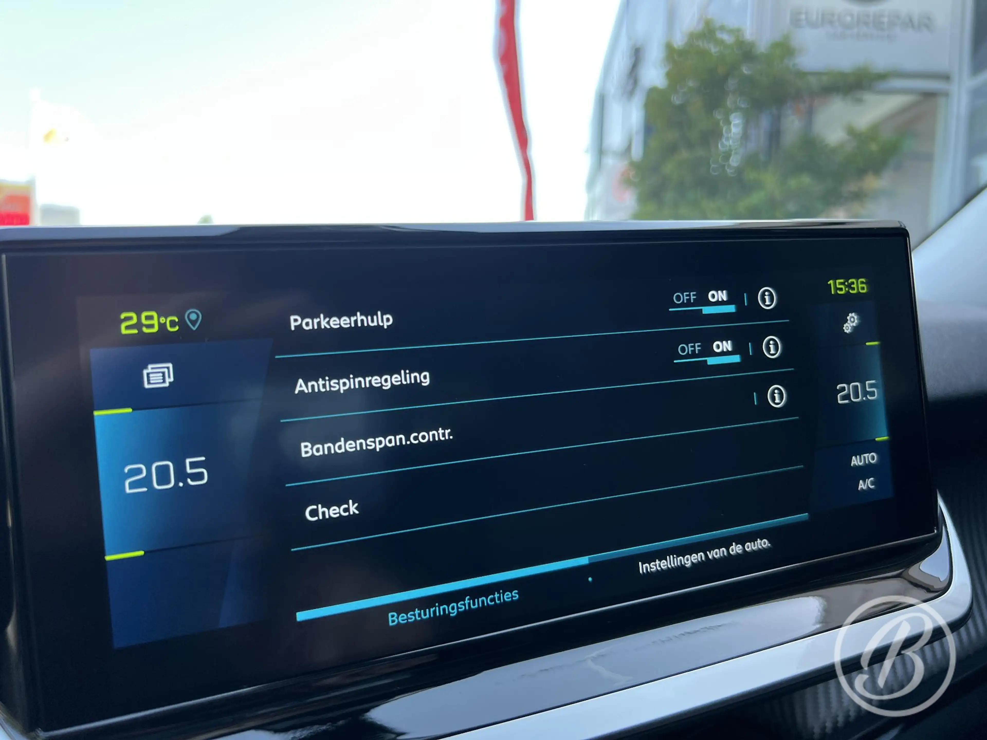 Peugeot e-2008 EV Allure Pack 50 kWh — photo 26