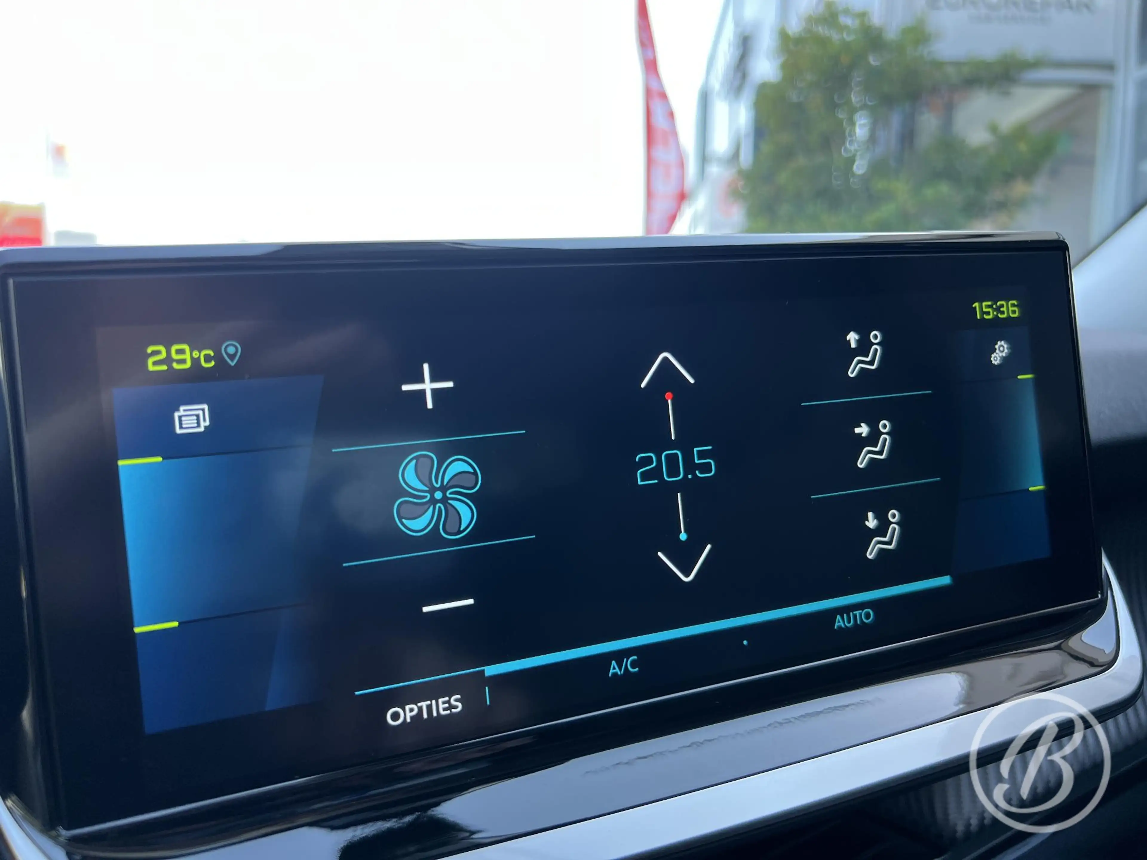 Peugeot e-2008 EV Allure Pack 50 kWh — photo 49