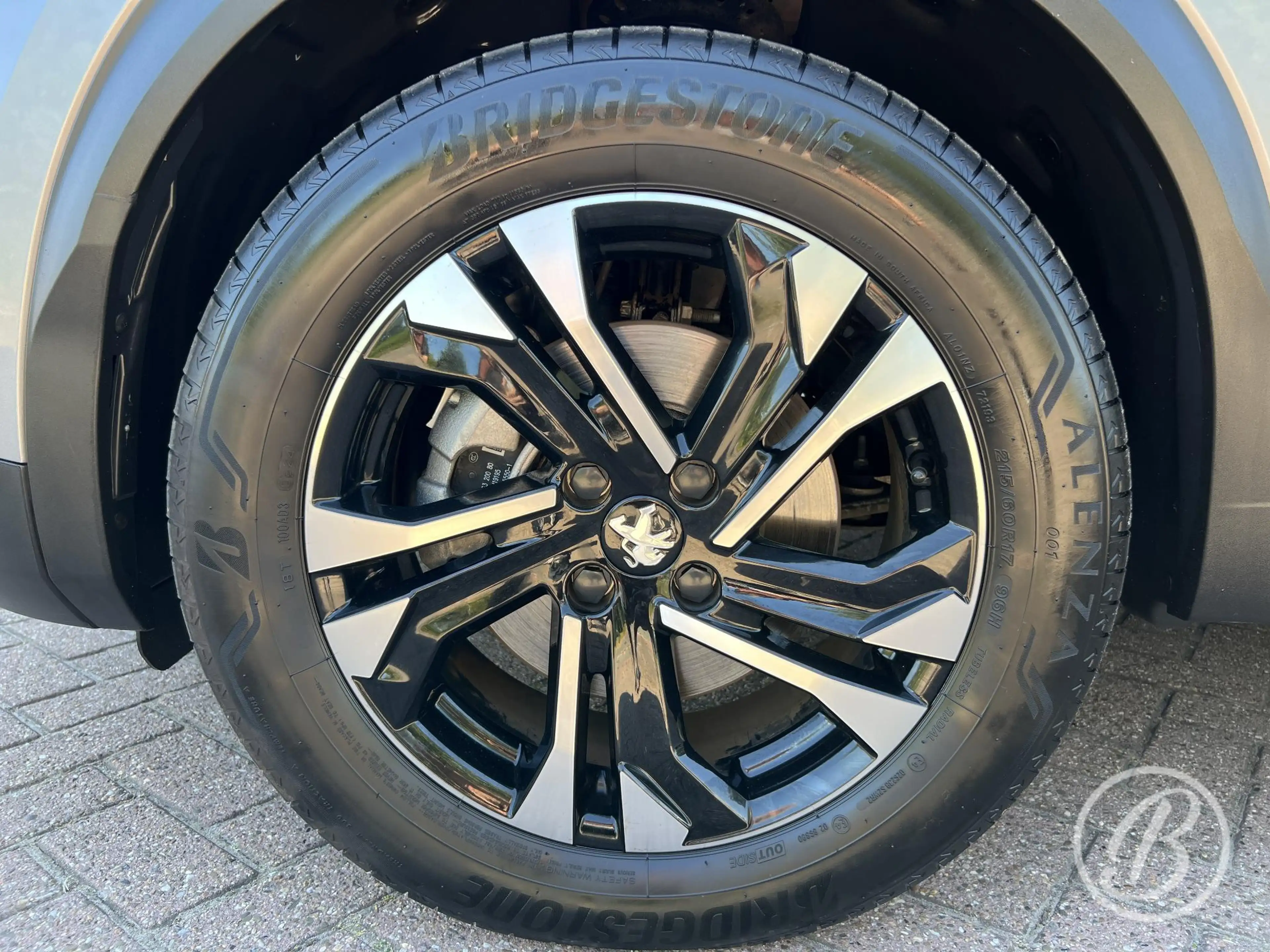Peugeot e-2008 EV Allure Pack 50 kWh — photo 19