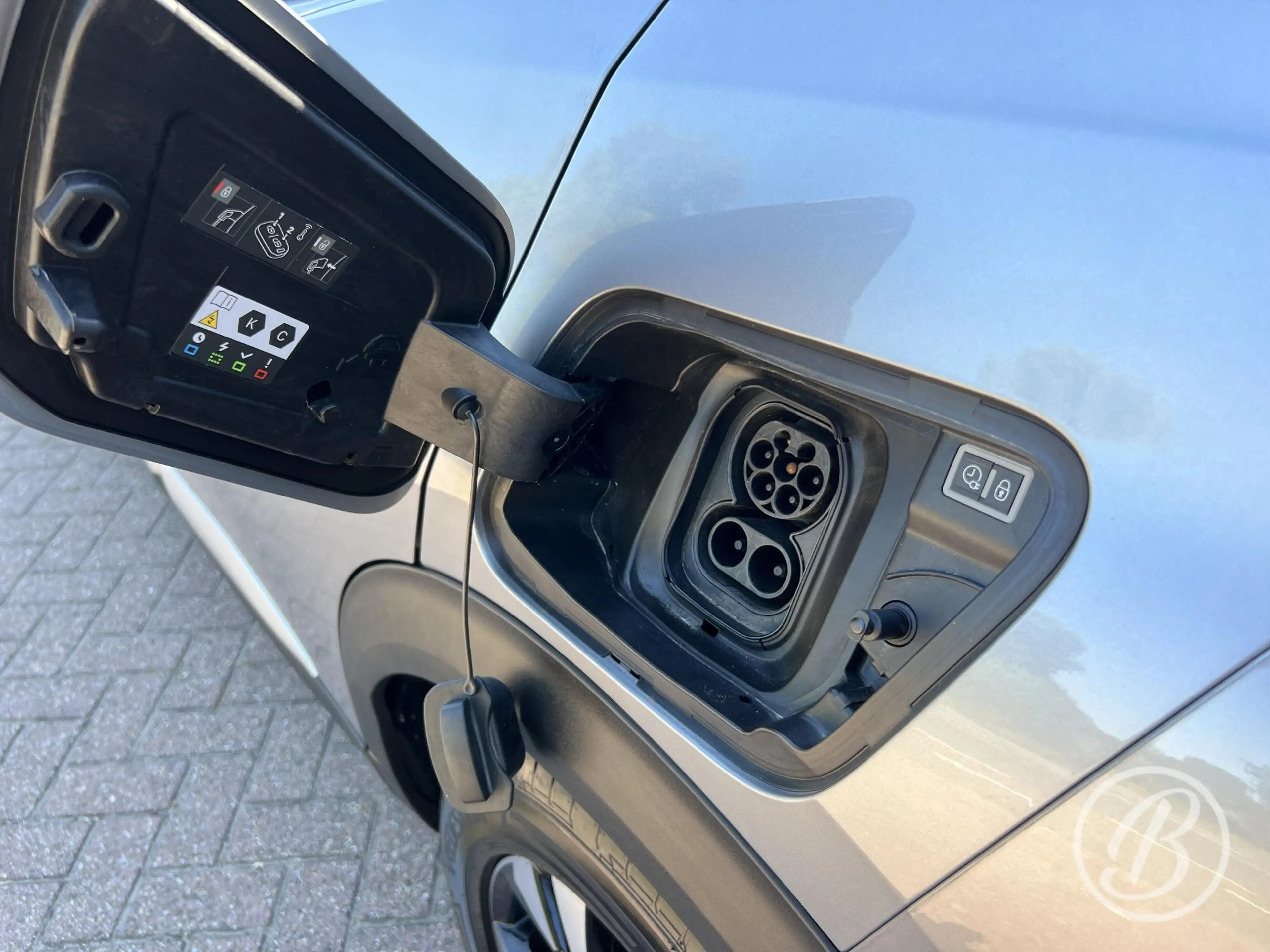 Peugeot e-2008 EV Allure Pack 50 kWh — photo 27