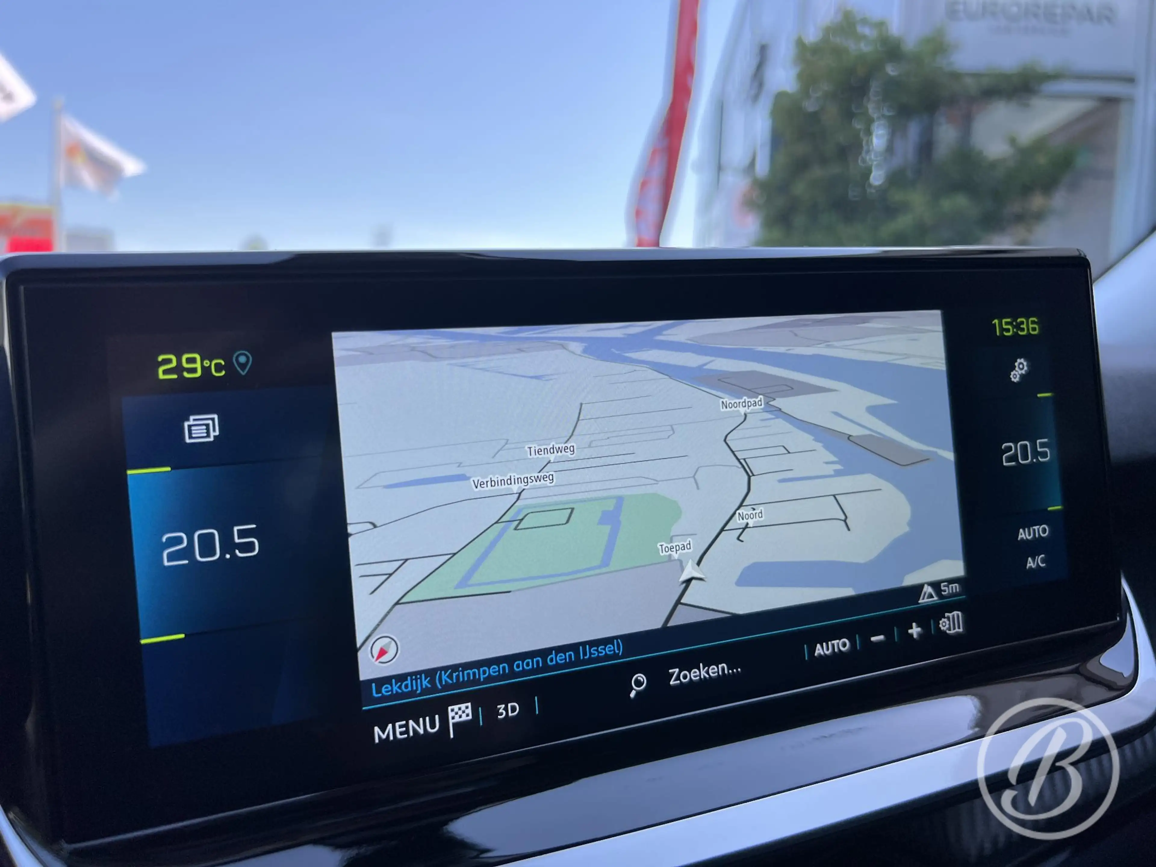 Peugeot e-2008 EV Allure Pack 50 kWh — photo 20