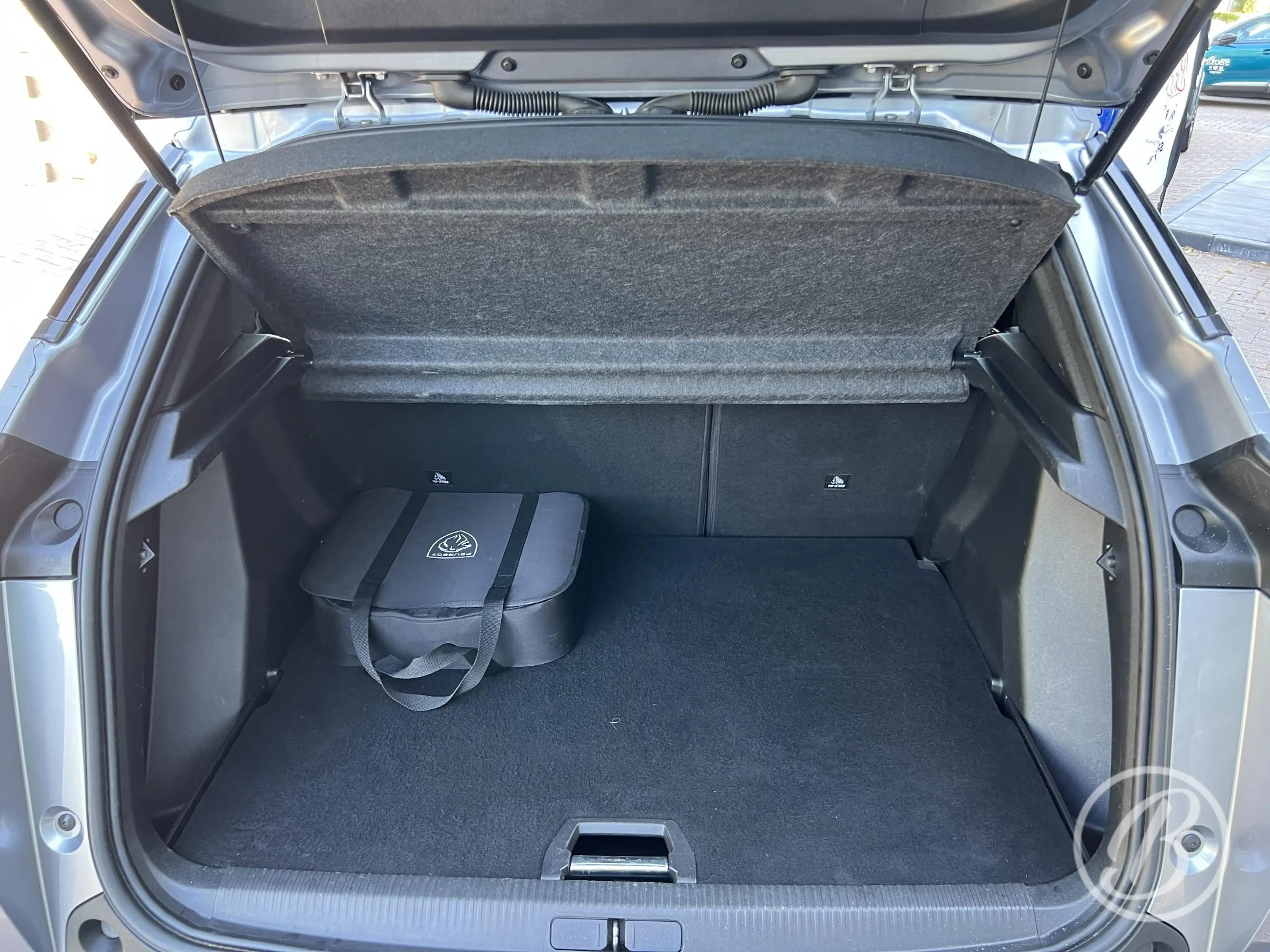 Peugeot e-2008 EV Allure Pack 50 kWh — photo 29