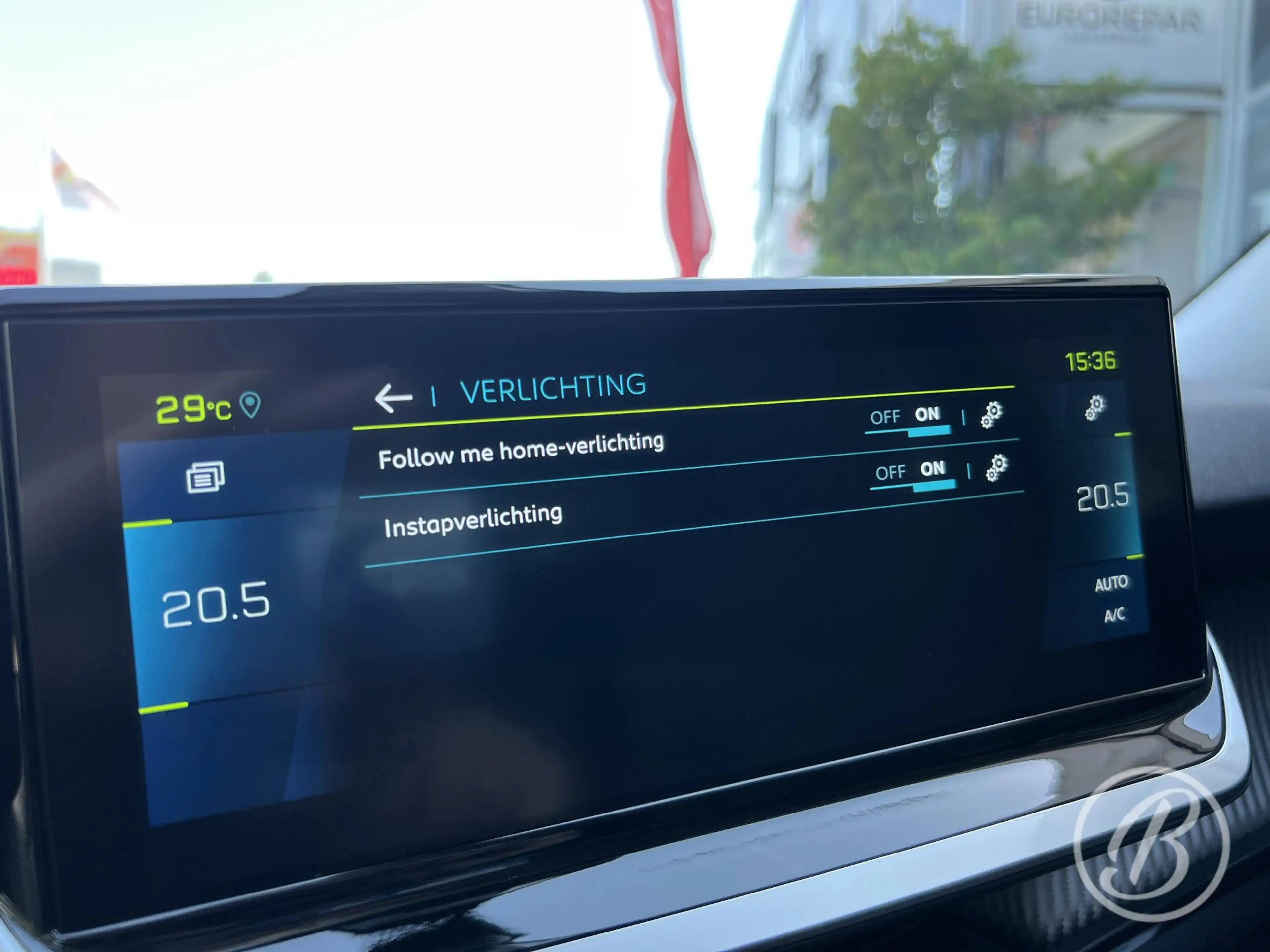 Peugeot e-2008 EV Allure Pack 50 kWh — photo 36