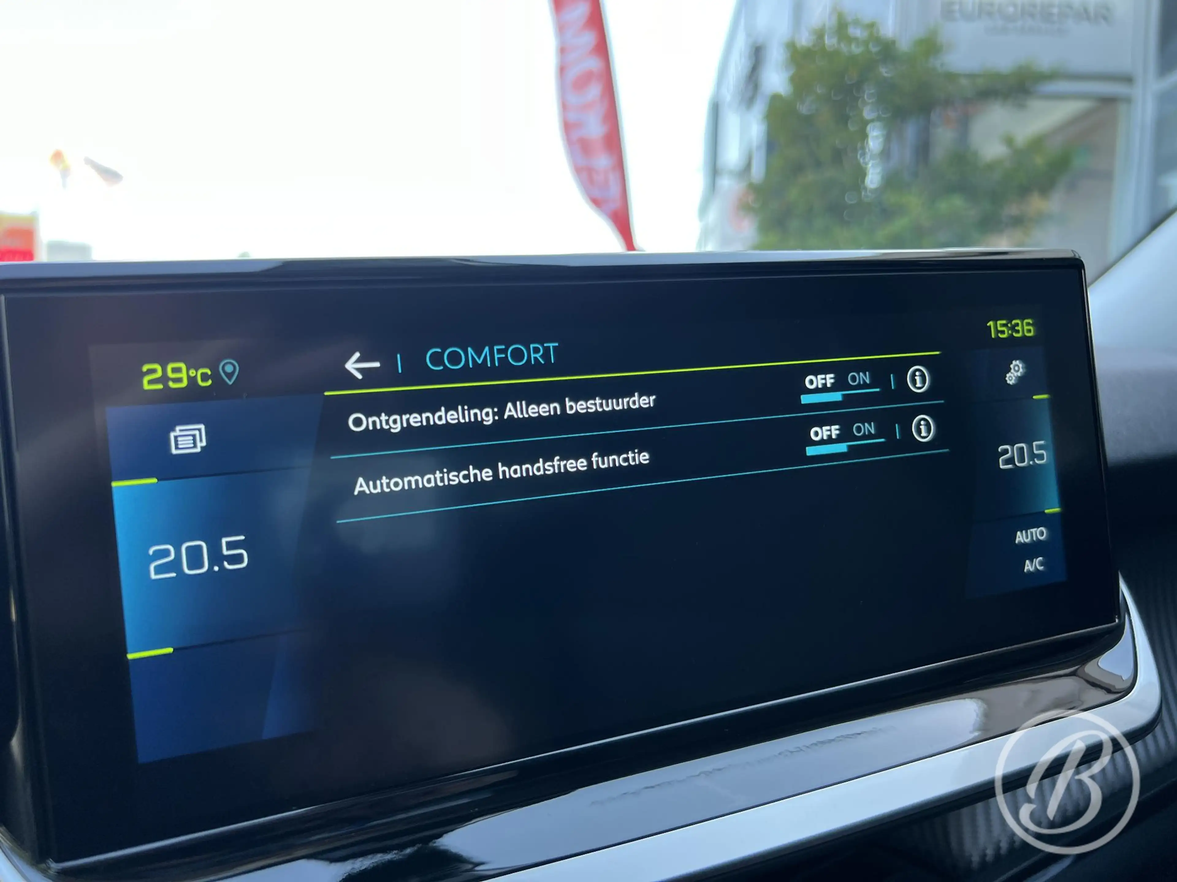 Peugeot e-2008 EV Allure Pack 50 kWh — photo 38