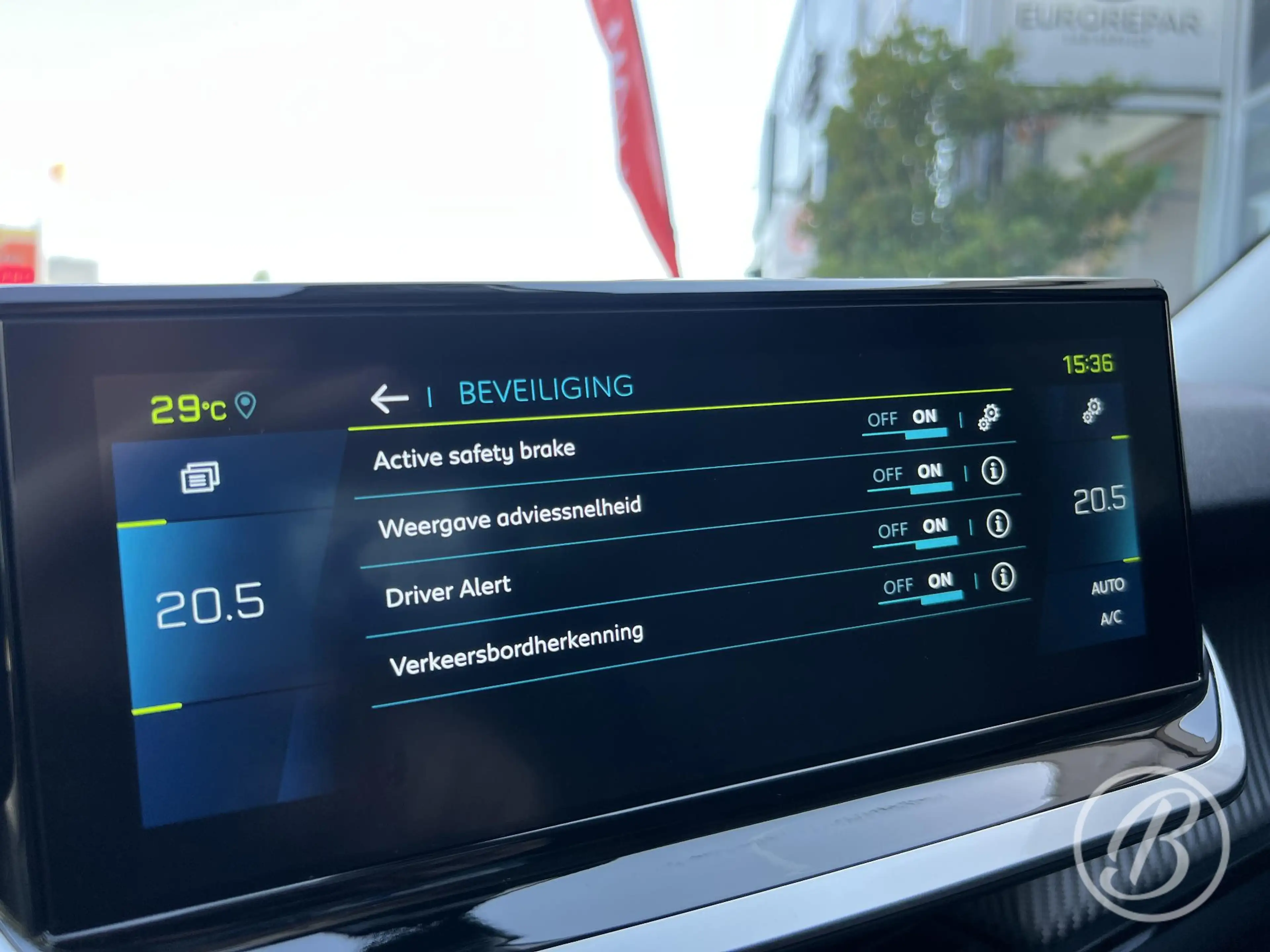 Peugeot e-2008 EV Allure Pack 50 kWh — photo 24