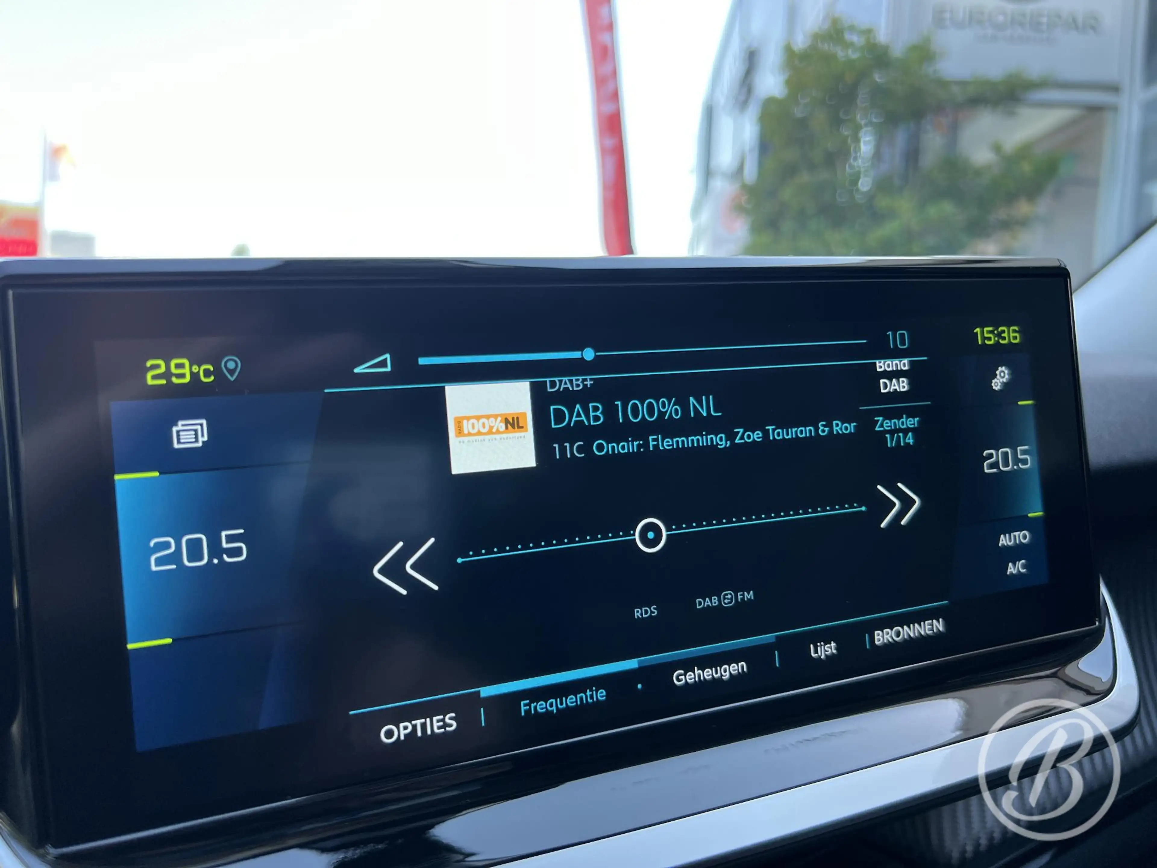 Peugeot e-2008 EV Allure Pack 50 kWh — photo 22