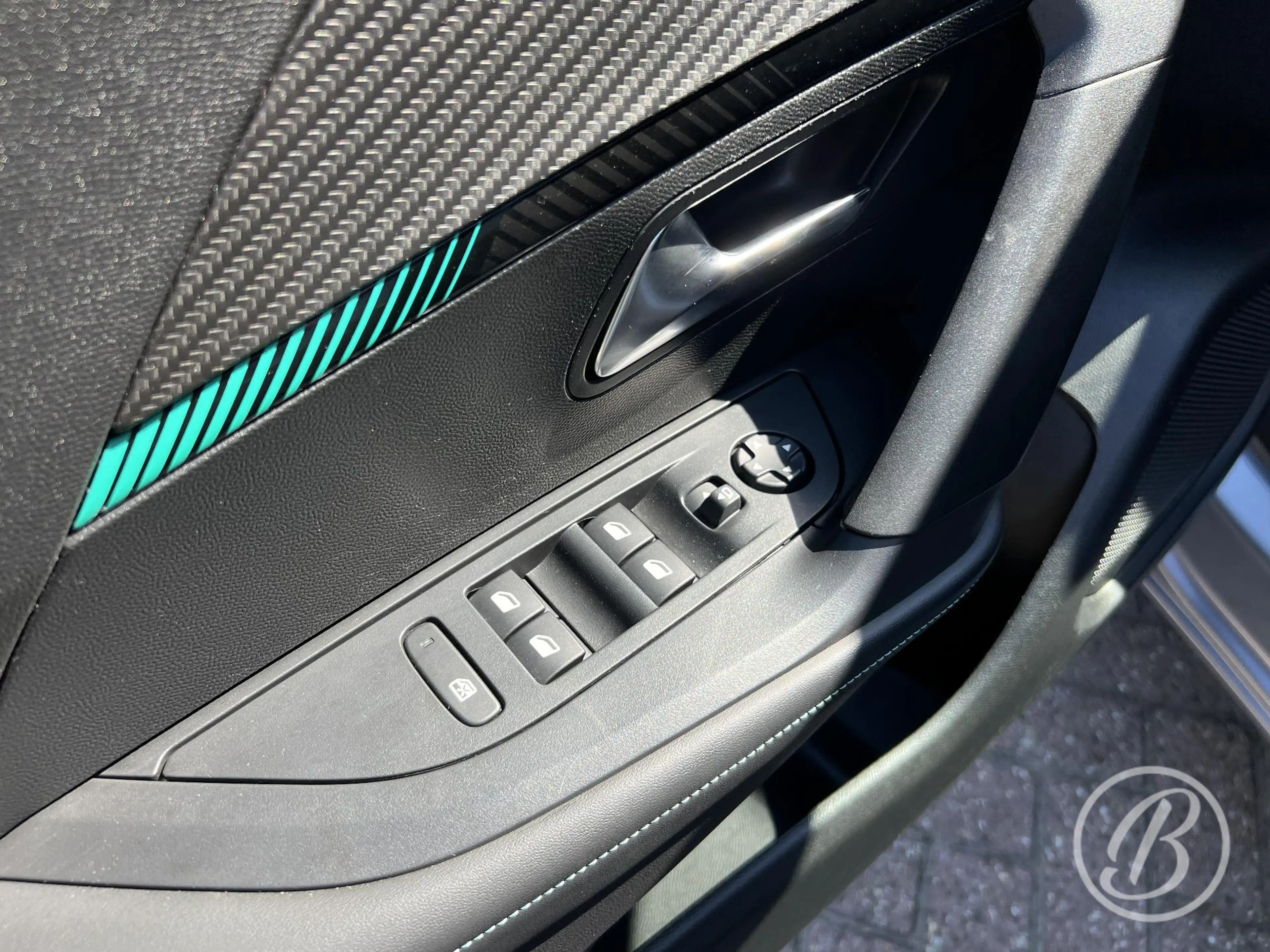 Peugeot e-2008 EV Allure Pack 50 kWh — photo 17