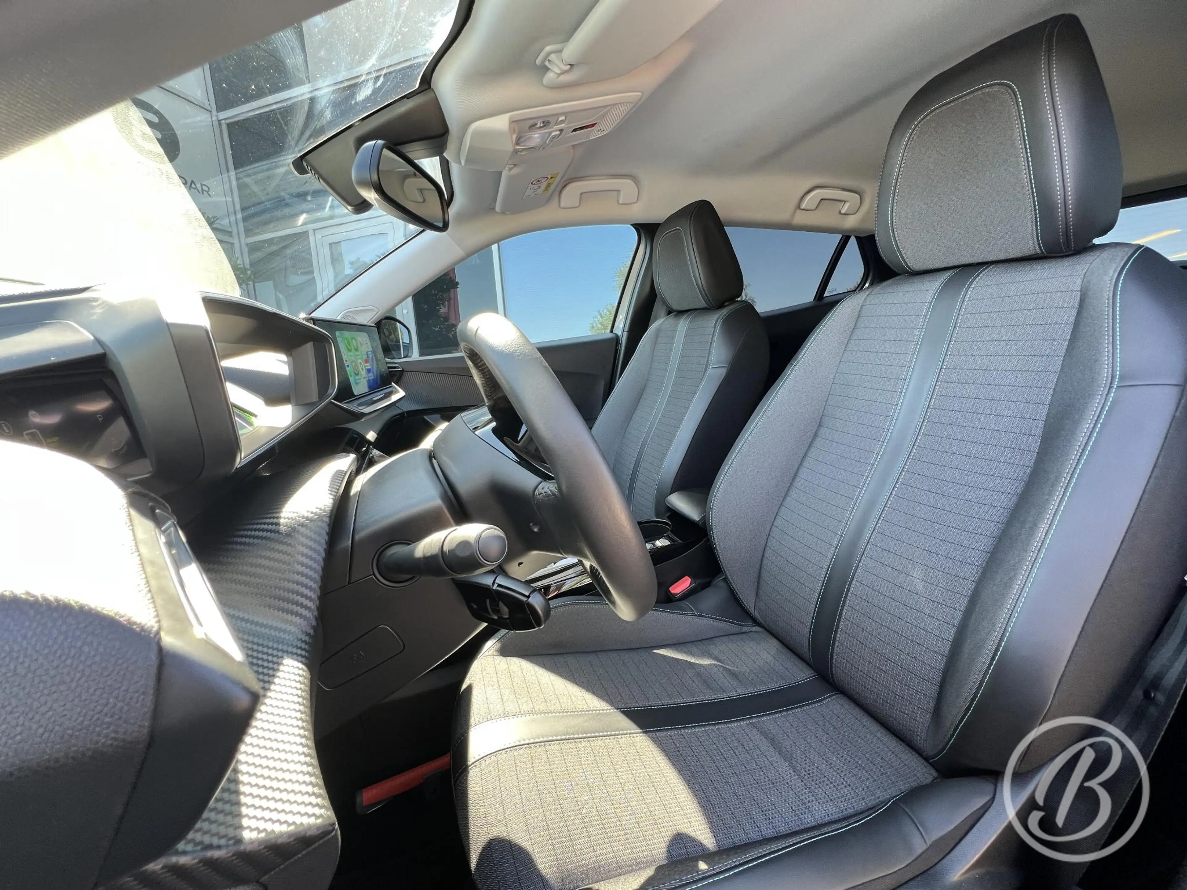 Peugeot e-2008 EV Allure Pack 50 kWh — photo 12
