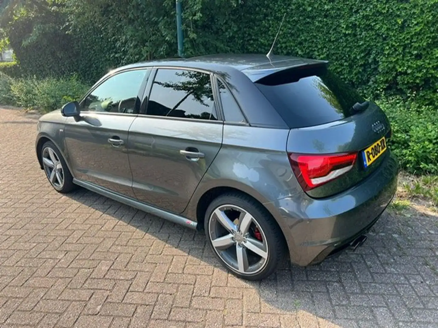 Audi A1 1.8 turbo 220 PK Grijs - 2