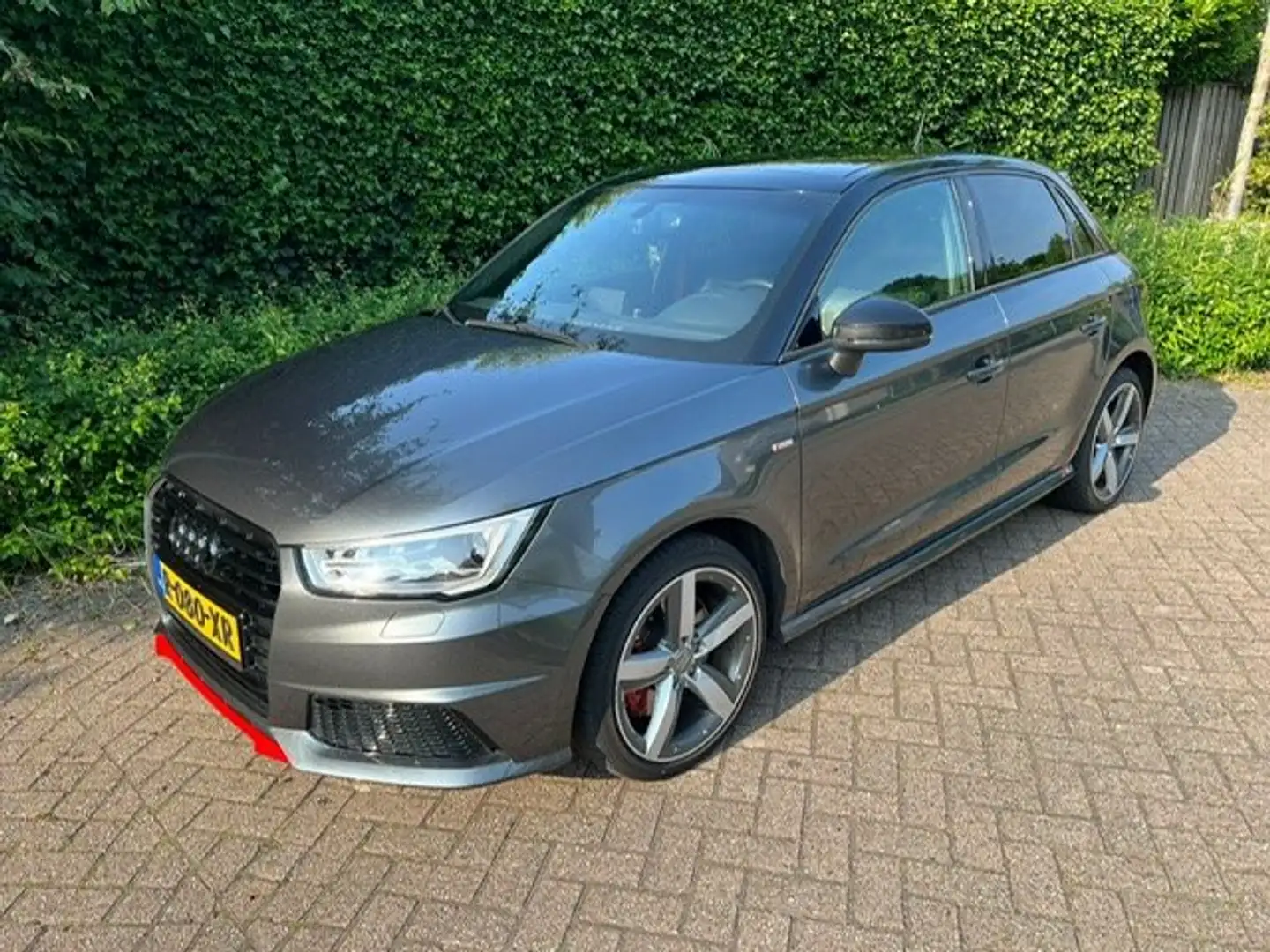 Audi A1 1.8 turbo 220 PK Grijs - 1