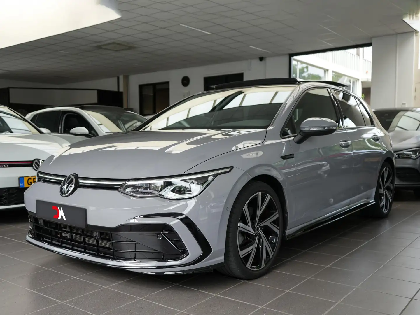 Volkswagen Golf 1.5 eTSI R-Line | PANO | SFEER | TREKHAAK | CAMERA Grijs - 1
