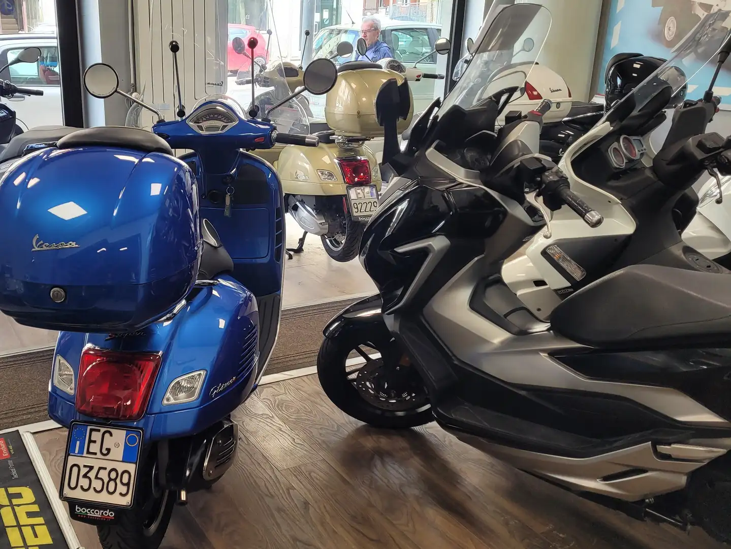 Vespa GTS Super 300 Blau - 2