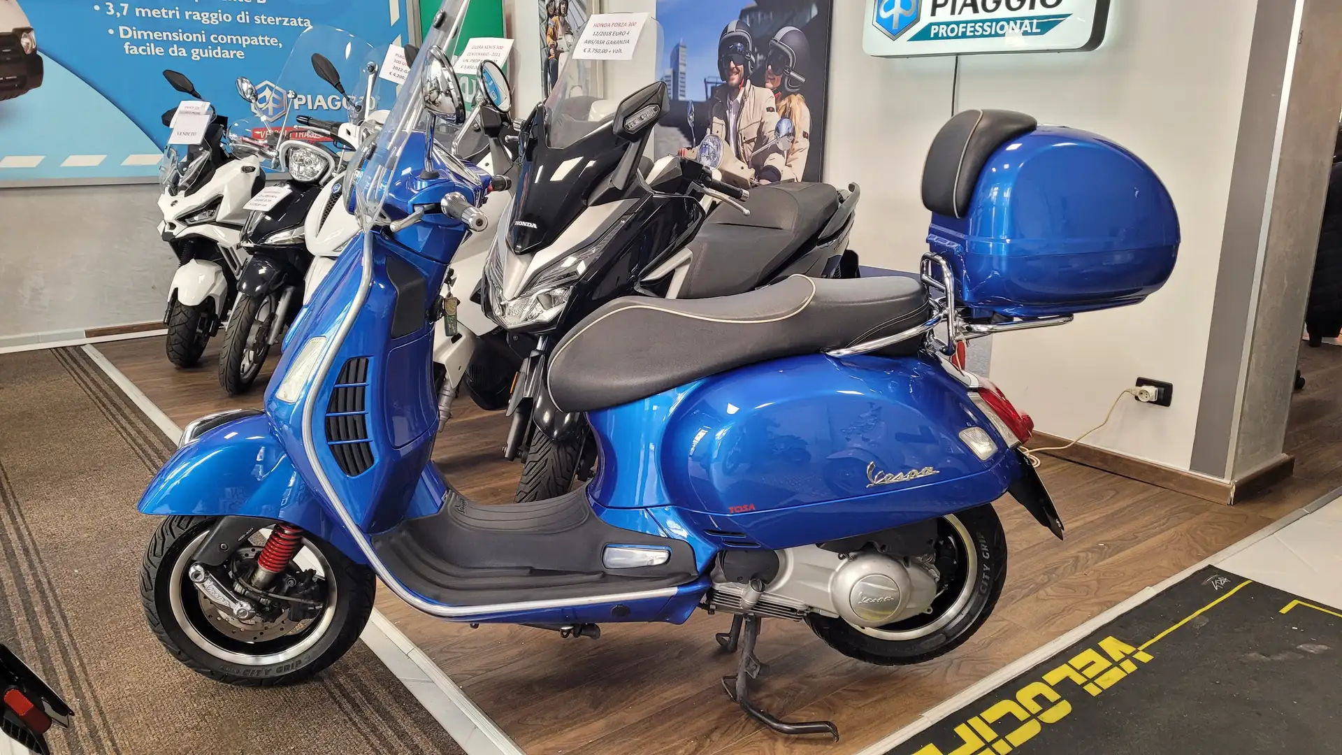 Vespa GTS Super 300 Blau - 1