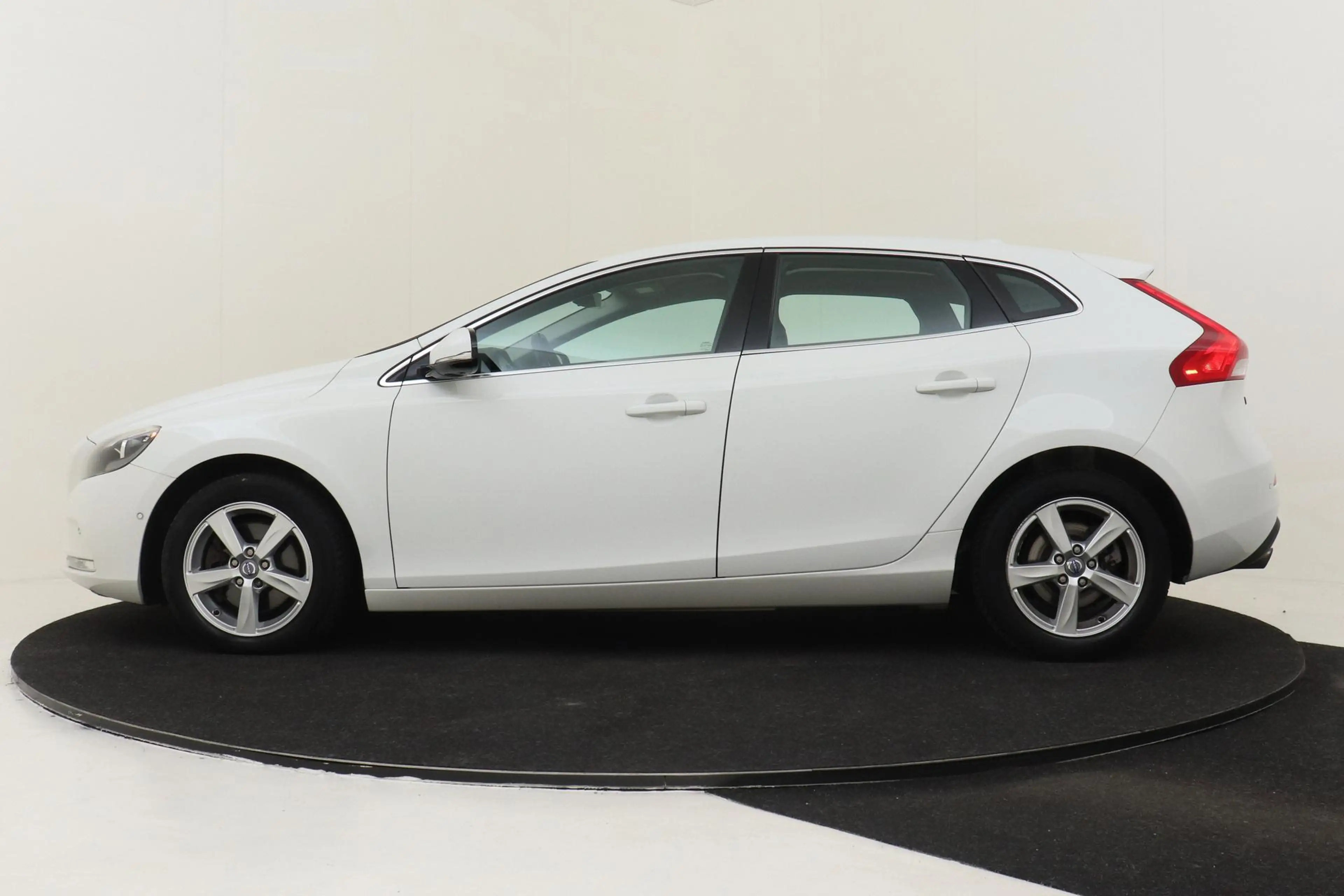 Volvo V40 T3 MOMENTUM -CAMERA|AUTOM.PARK|VERW.VOORRUIT|KEYLE — photo 7