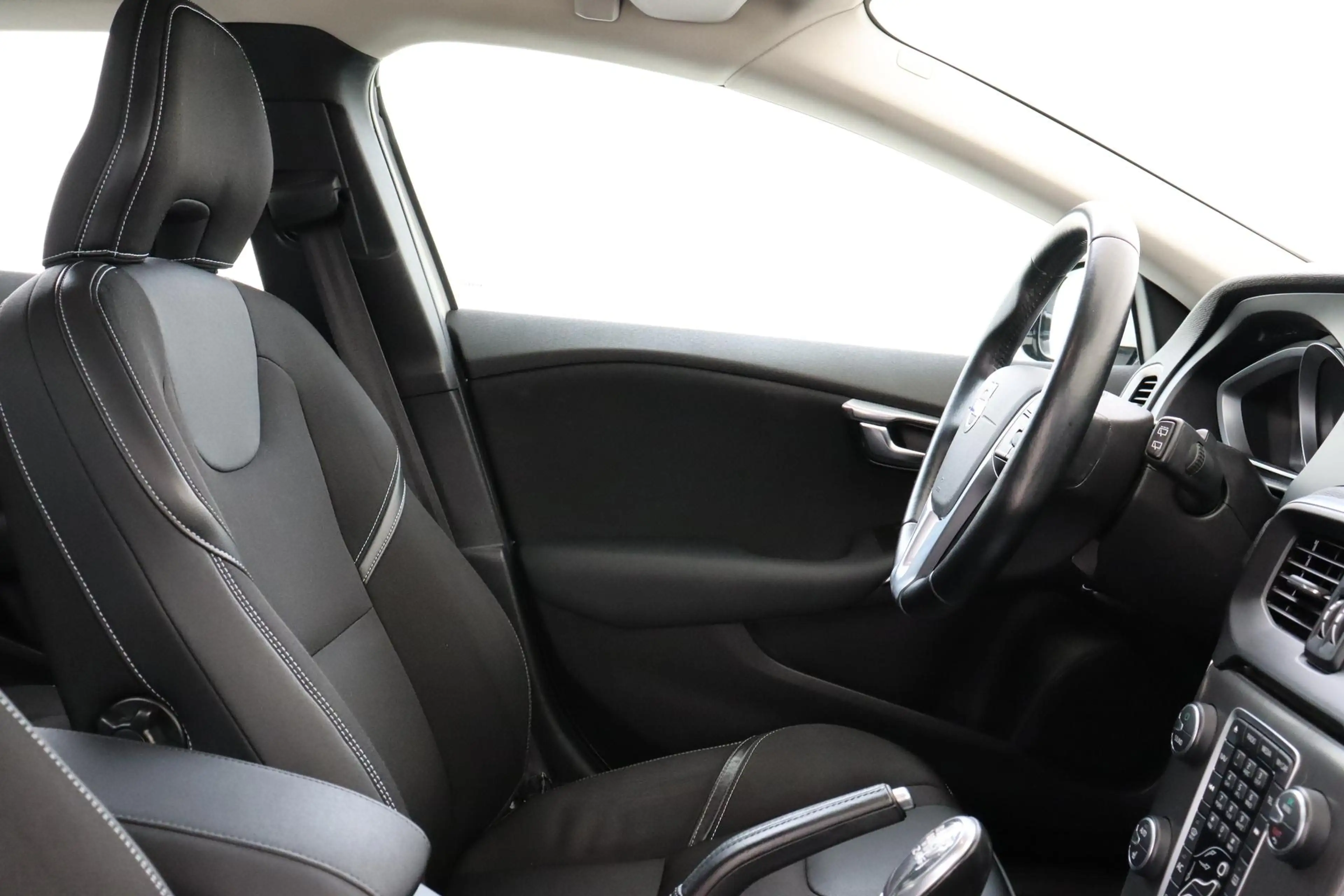 Volvo V40 T3 MOMENTUM -CAMERA|AUTOM.PARK|VERW.VOORRUIT|KEYLE — photo 8