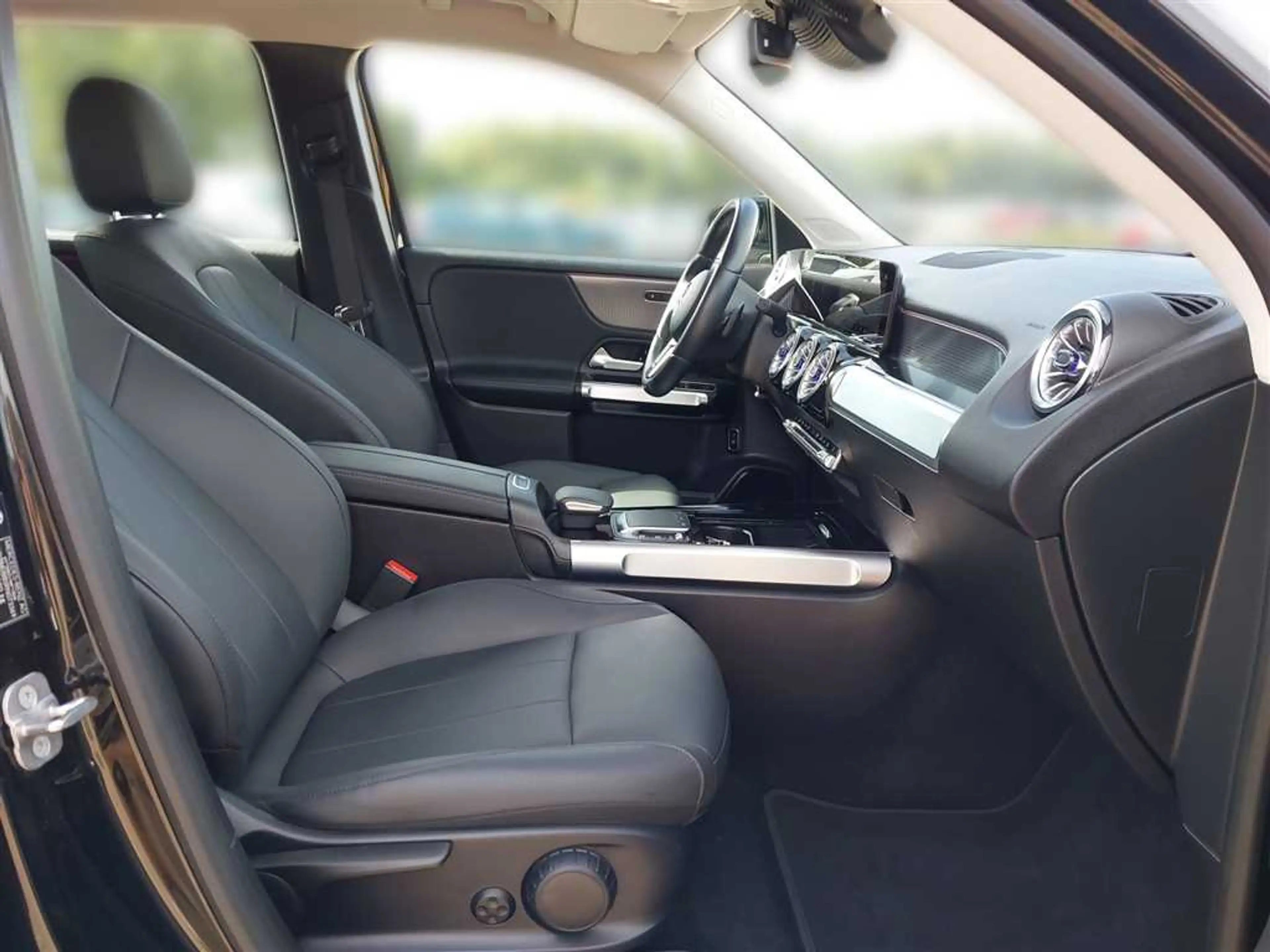 Mercedes-Benz EQB 250 67 kWh — photo 15