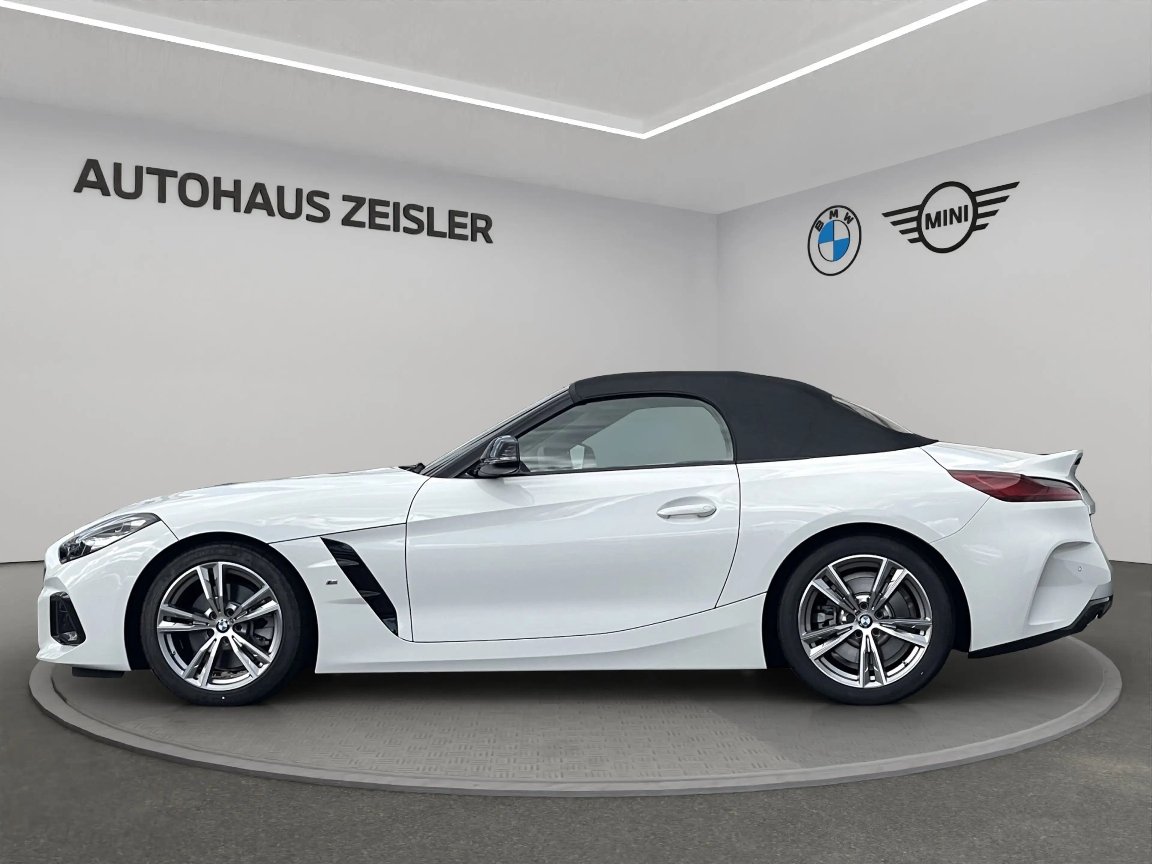 BMW Z4 sDrive20i — photo 4